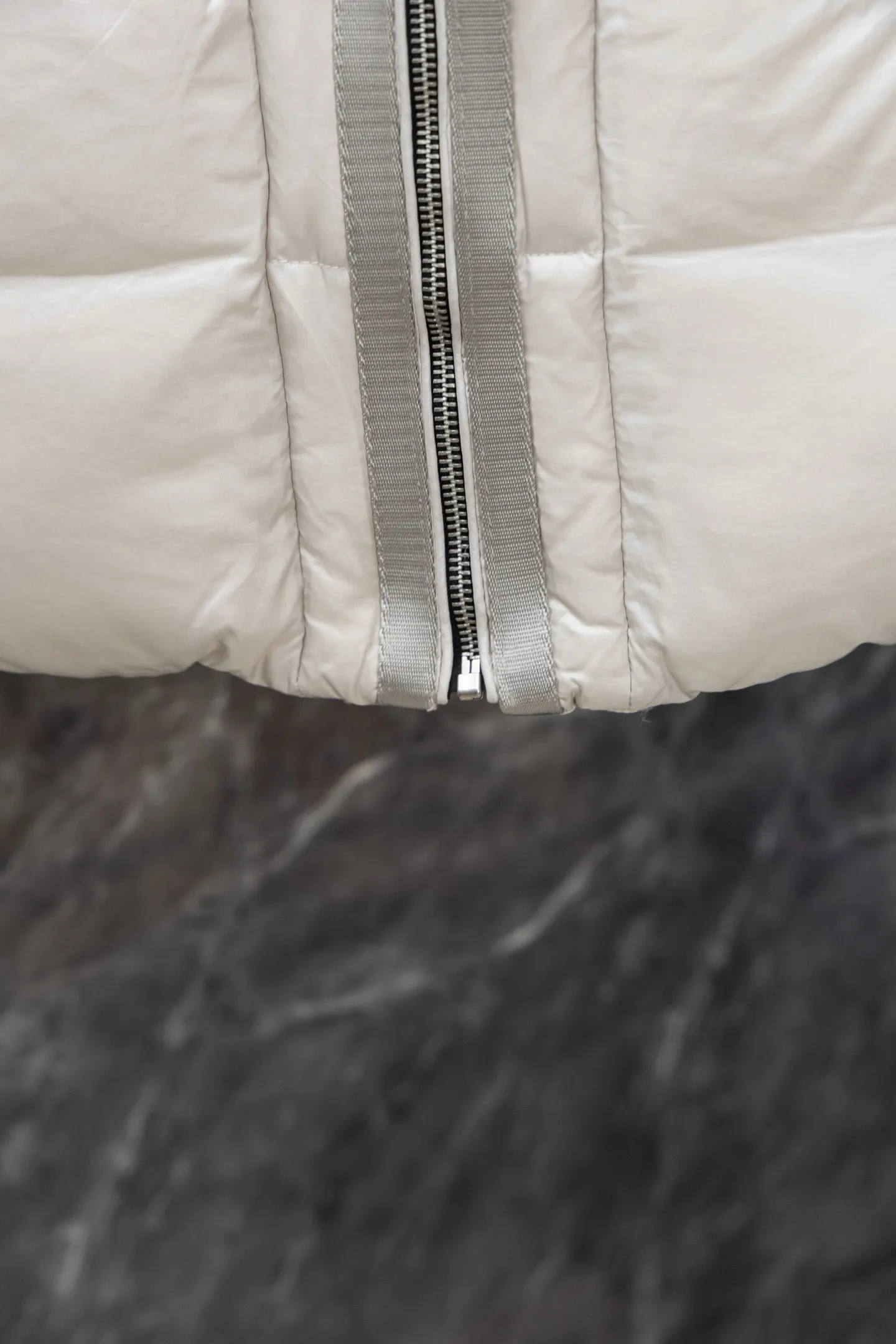 P1040 Model No. J0178 MONCLER 1017 ALYX 9SM hooded down jacket. Uses 340 grams of down filling. Clear threading. Uses 10,000-needle embroidery. Original order customization 1:1 with smooth and delicate lines. Better hand feel. Not easy to deform, not easy to shrink, not easy to fade. Maintains long-lasting beauty. Color Black White Size S-XL
