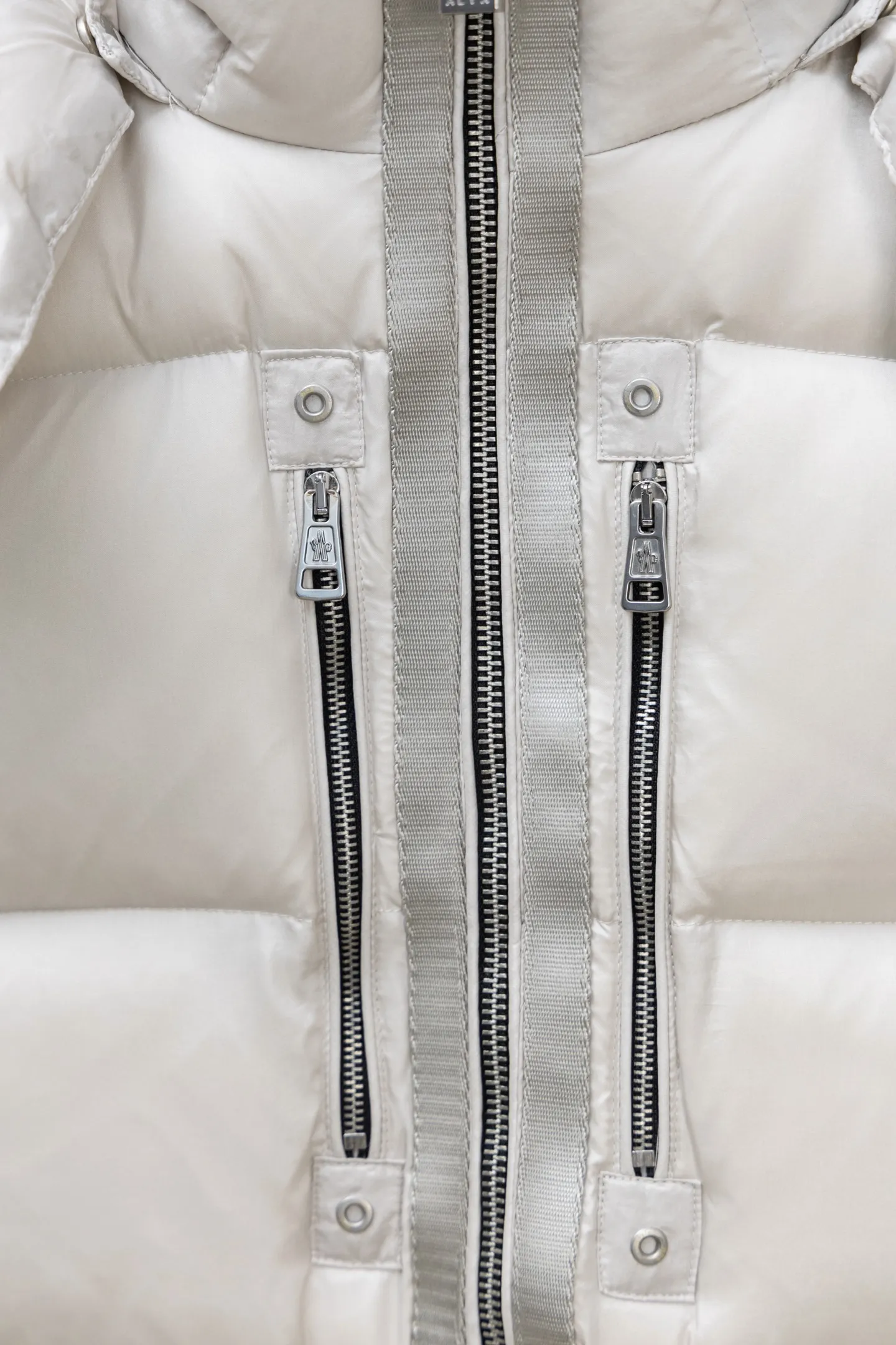 P1040 Model No. J0178 MONCLER 1017 ALYX 9SM hooded down jacket. Uses 340 grams of down filling. Clear threading. Uses 10,000-needle embroidery. Original order customization 1:1 with smooth and delicate lines. Better hand feel. Not easy to deform, not easy to shrink, not easy to fade. Maintains long-lasting beauty. Color Black White Size S-XL