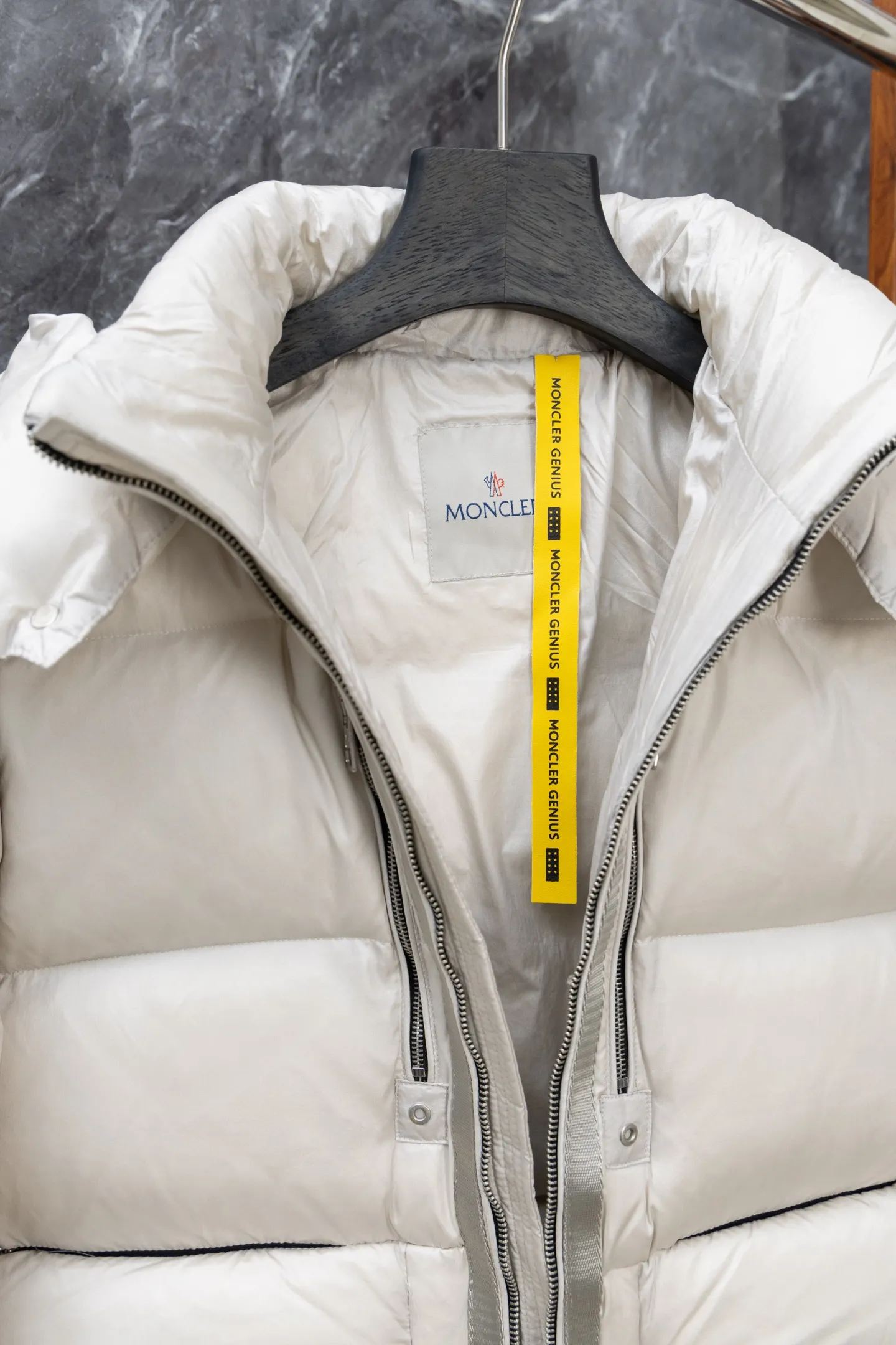 P1040 Model No. J0178 MONCLER 1017 ALYX 9SM hooded down jacket. Uses 340 grams of down filling. Clear threading. Uses 10,000-needle embroidery. Original order customization 1:1 with smooth and delicate lines. Better hand feel. Not easy to deform, not easy to shrink, not easy to fade. Maintains long-lasting beauty. Color Black White Size S-XL