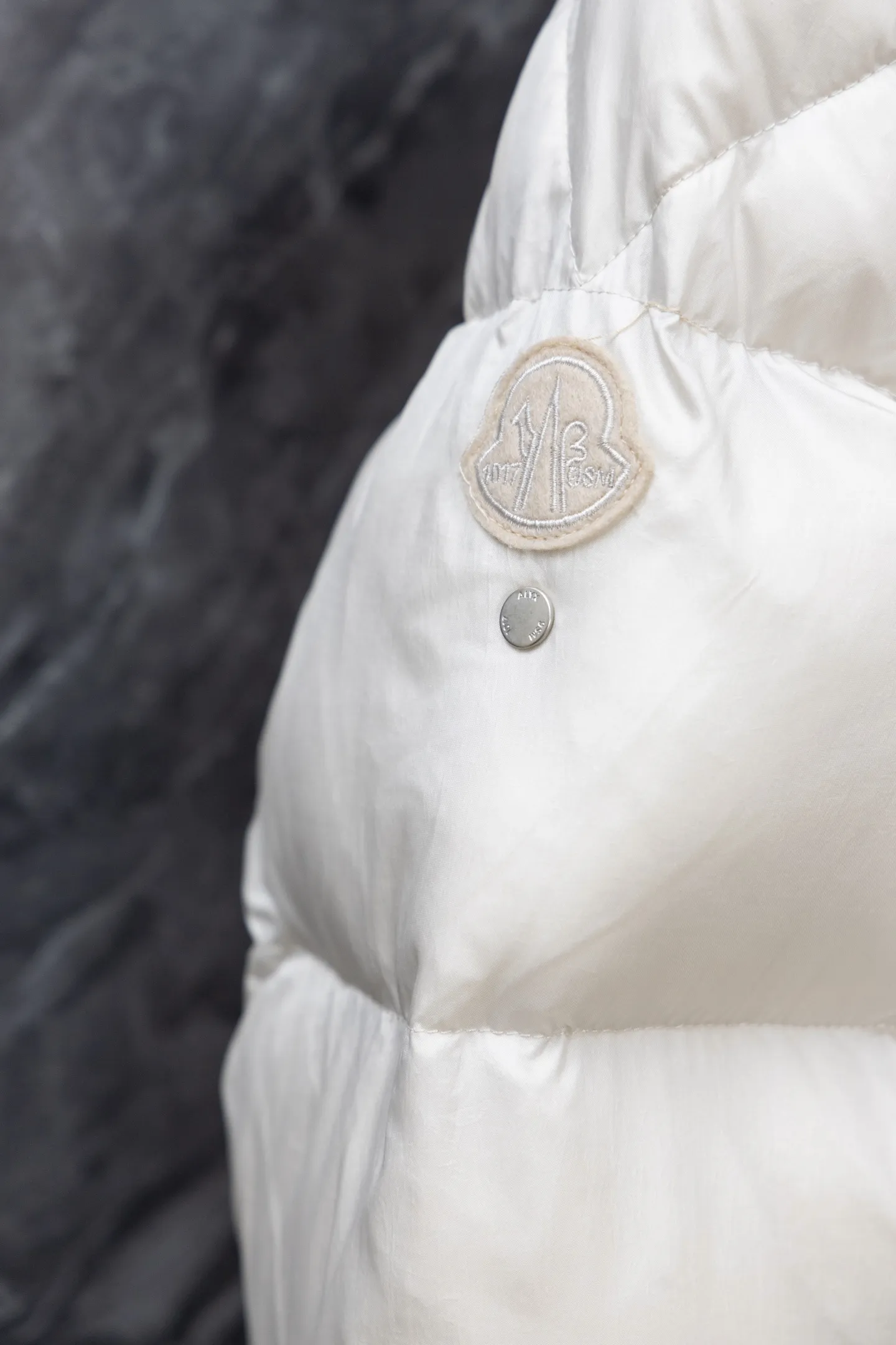 P1040 Model No. J0178 MONCLER 1017 ALYX 9SM hooded down jacket. Uses 340 grams of down filling. Clear threading. Uses 10,000-needle embroidery. Original order customization 1:1 with smooth and delicate lines. Better hand feel. Not easy to deform, not easy to shrink, not easy to fade. Maintains long-lasting beauty. Color Black White Size S-XL