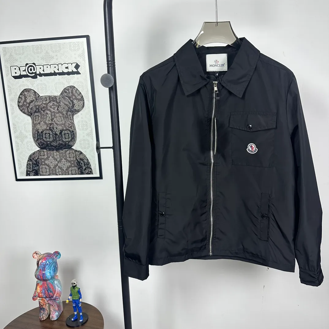 P310 model number: Z01 Moncler logo zipper shirt jacket. Customized high-quality cotton hidden pattern gabardine. Full of texture. Comfortable and close to the skin. The brown tone exudes restrained tenderness. The iconic Moncler logo embroidered logo is embellished on it to increase brand recognition. Simple and smooth lines. The zipper opening and closing also follows the minimalist principle. Use simplicity as the pen and texture as the ink. Use the simplest elements to outline the most moving fashion picture. Process 1: Use imported special machine infrared to locate the "Moncler logo embroidery", the position is more accurate and strong. Process 2: Template machine to open the bag. The preset template guides the position, shape and size of the bag opening. The accuracy ensures the quality of the bag opening effect. Process 3: The fabrics have been washed and have a better hand feel. Not easy to deform, not easy to shrink, not easy to fade, and maintain long-term beauty. Color: navy black Size: S-XL
