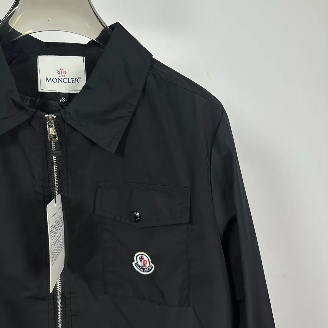 P310 model number: Z01 Moncler logo zipper shirt jacket. Customized high-quality cotton hidden pattern gabardine. Full of texture. Comfortable and close to the skin. The brown tone exudes restrained tenderness. The iconic Moncler logo embroidered logo is embellished on it to increase brand recognition. Simple and smooth lines. The zipper opening and closing also follows the minimalist principle. Use simplicity as the pen and texture as the ink. Use the simplest elements to outline the most moving fashion picture. Process 1: Use imported special machine infrared to locate the "Moncler logo embroidery", the position is more accurate and strong. Process 2: Template machine to open the bag. The preset template guides the position, shape and size of the bag opening. The accuracy ensures the quality of the bag opening effect. Process 3: The fabrics have been washed and have a better hand feel. Not easy to deform, not easy to shrink, not easy to fade, and maintain long-term beauty. Color: navy black Size: S-XL