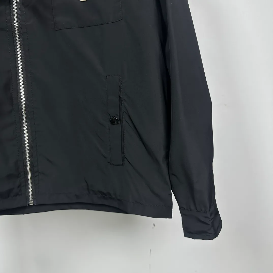 P310 model number: Z01 Moncler logo zipper shirt jacket. Customized high-quality cotton hidden pattern gabardine. Full of texture. Comfortable and close to the skin. The brown tone exudes restrained tenderness. The iconic Moncler logo embroidered logo is embellished on it to increase brand recognition. Simple and smooth lines. The zipper opening and closing also follows the minimalist principle. Use simplicity as the pen and texture as the ink. Use the simplest elements to outline the most moving fashion picture. Process 1: Use imported special machine infrared to locate the "Moncler logo embroidery", the position is more accurate and strong. Process 2: Template machine to open the bag. The preset template guides the position, shape and size of the bag opening. The accuracy ensures the quality of the bag opening effect. Process 3: The fabrics have been washed and have a better hand feel. Not easy to deform, not easy to shrink, not easy to fade, and maintain long-term beauty. Color: navy black Size: S-XL