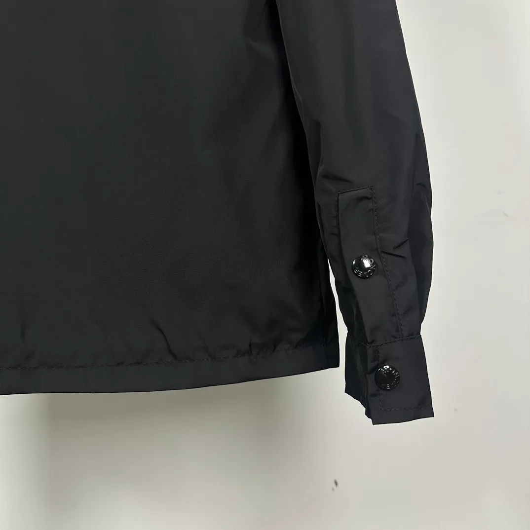 P310 model number: Z01 Moncler logo zipper shirt jacket. Customized high-quality cotton hidden pattern gabardine. Full of texture. Comfortable and close to the skin. The brown tone exudes restrained tenderness. The iconic Moncler logo embroidered logo is embellished on it to increase brand recognition. Simple and smooth lines. The zipper opening and closing also follows the minimalist principle. Use simplicity as the pen and texture as the ink. Use the simplest elements to outline the most moving fashion picture. Process 1: Use imported special machine infrared to locate the "Moncler logo embroidery", the position is more accurate and strong. Process 2: Template machine to open the bag. The preset template guides the position, shape and size of the bag opening. The accuracy ensures the quality of the bag opening effect. Process 3: The fabrics have been washed and have a better hand feel. Not easy to deform, not easy to shrink, not easy to fade, and maintain long-term beauty. Color: navy black Size: S-XL