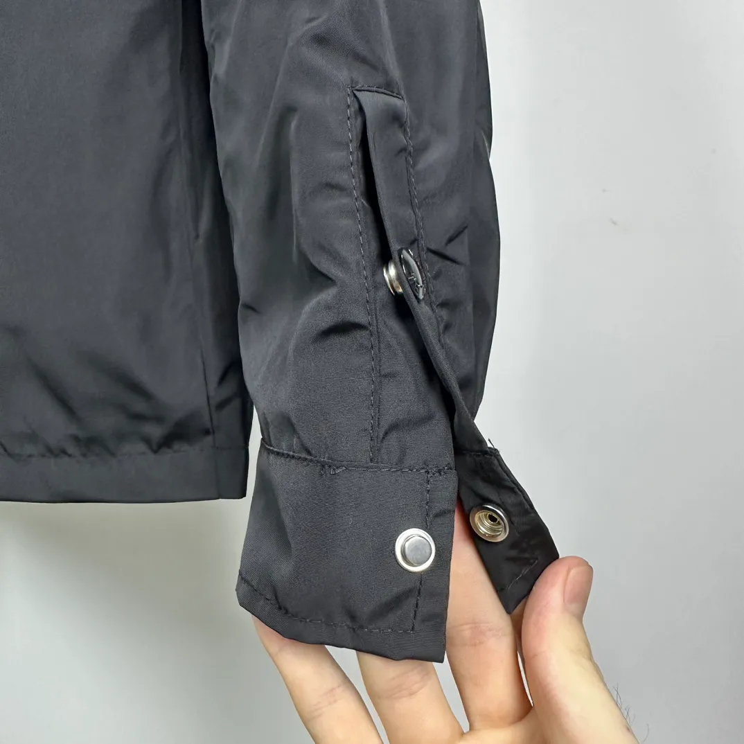 P310 model number: Z01 Moncler logo zipper shirt jacket. Customized high-quality cotton hidden pattern gabardine. Full of texture. Comfortable and close to the skin. The brown tone exudes restrained tenderness. The iconic Moncler logo embroidered logo is embellished on it to increase brand recognition. Simple and smooth lines. The zipper opening and closing also follows the minimalist principle. Use simplicity as the pen and texture as the ink. Use the simplest elements to outline the most moving fashion picture. Process 1: Use imported special machine infrared to locate the "Moncler logo embroidery", the position is more accurate and strong. Process 2: Template machine to open the bag. The preset template guides the position, shape and size of the bag opening. The accuracy ensures the quality of the bag opening effect. Process 3: The fabrics have been washed and have a better hand feel. Not easy to deform, not easy to shrink, not easy to fade, and maintain long-term beauty. Color: navy black Size: S-XL
