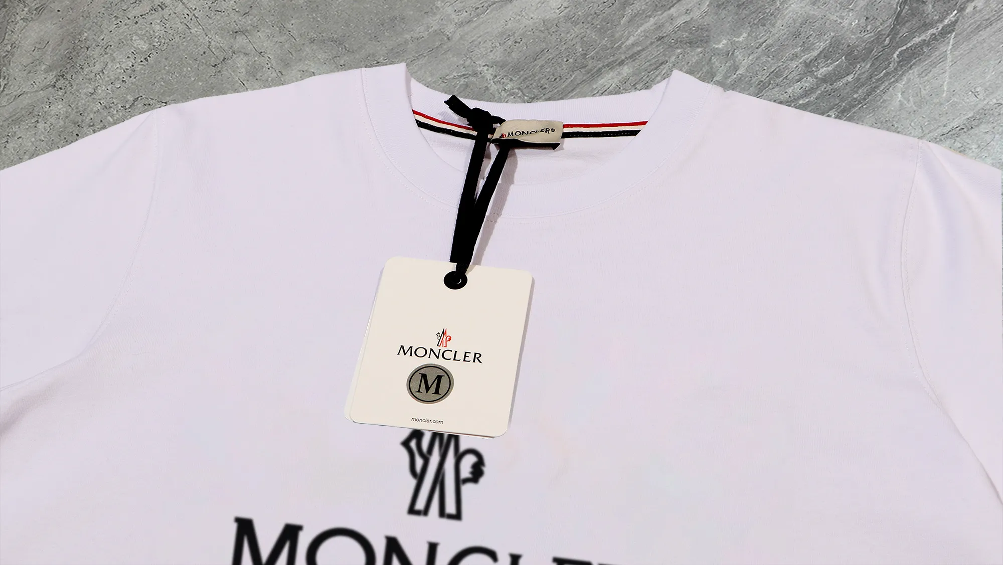 P210 High-version sweatshirt) [Long-term stock] 〖𝐌𝐎𝐍𝐂𝐋𝐄𝐑~Mask〗 Made of 440g heavy-weight fabric. It is different from the market currency. It can be matched with any variety and is properly handsome. 😎The whole dress is made of double waistcoats. The double waistcoats make the whole dress more three-dimensional. Not ordinary factories can do such fine work. 2025 Spring runway version of the T stage, on sale at the counter, round neck terry sweatshirt, high-end double-strand pure cotton, custom-made stretch ribs, dyed in the same vat, complete with three standards, matched with exquisite embroidered LOGO on the chest, simple and advanced, same style for men and women. Color: black, apricot, white, size: S M L XL 2XL