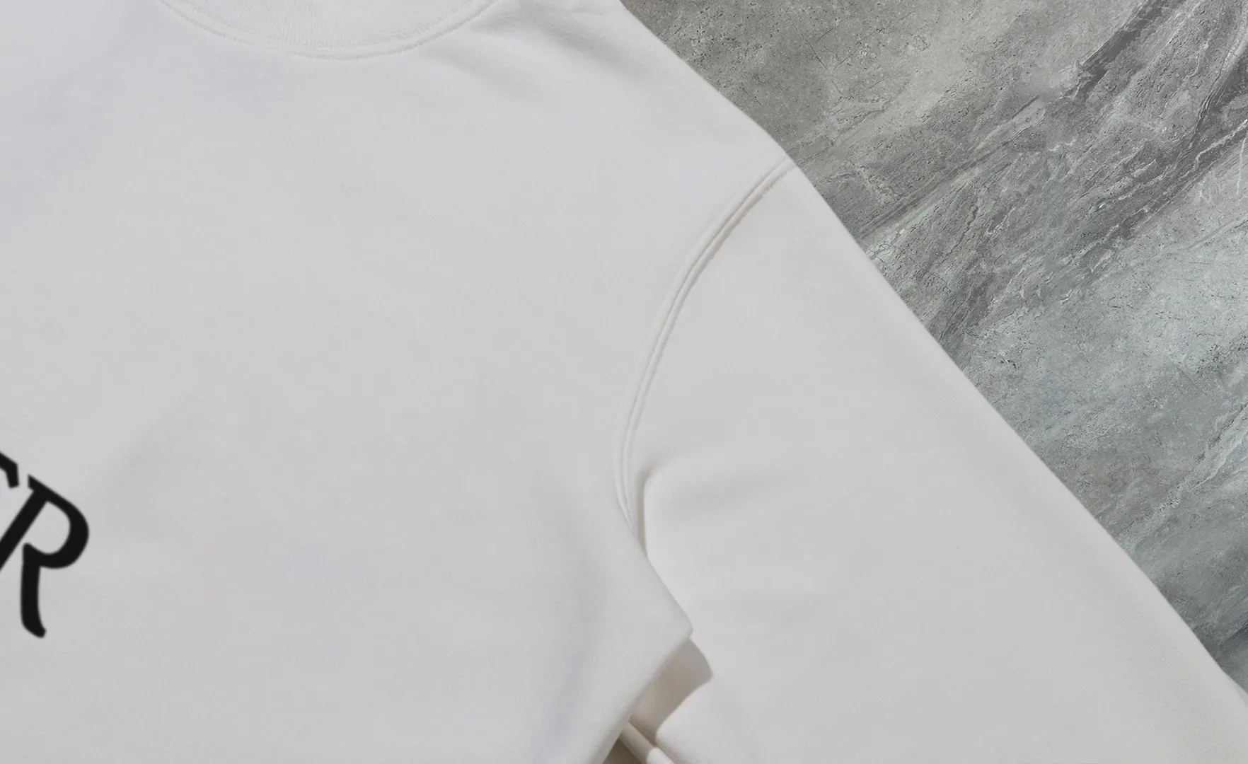 P210 High-version sweatshirt) [Long-term stock] 〖𝐌𝐎𝐍𝐂𝐋𝐄𝐑~Mask〗 Made of 440g heavy-weight fabric. It is different from the market currency. It can be matched with any variety and is properly handsome. 😎The whole dress is made of double waistcoats. The double waistcoats make the whole dress more three-dimensional. Not ordinary factories can do such fine work. 2025 Spring runway version of the T stage, on sale at the counter, round neck terry sweatshirt, high-end double-strand pure cotton, custom-made stretch ribs, dyed in the same vat, complete with three standards, matched with exquisite embroidered LOGO on the chest, simple and advanced, same style for men and women. Color: black, apricot, white, size: S M L XL 2XL