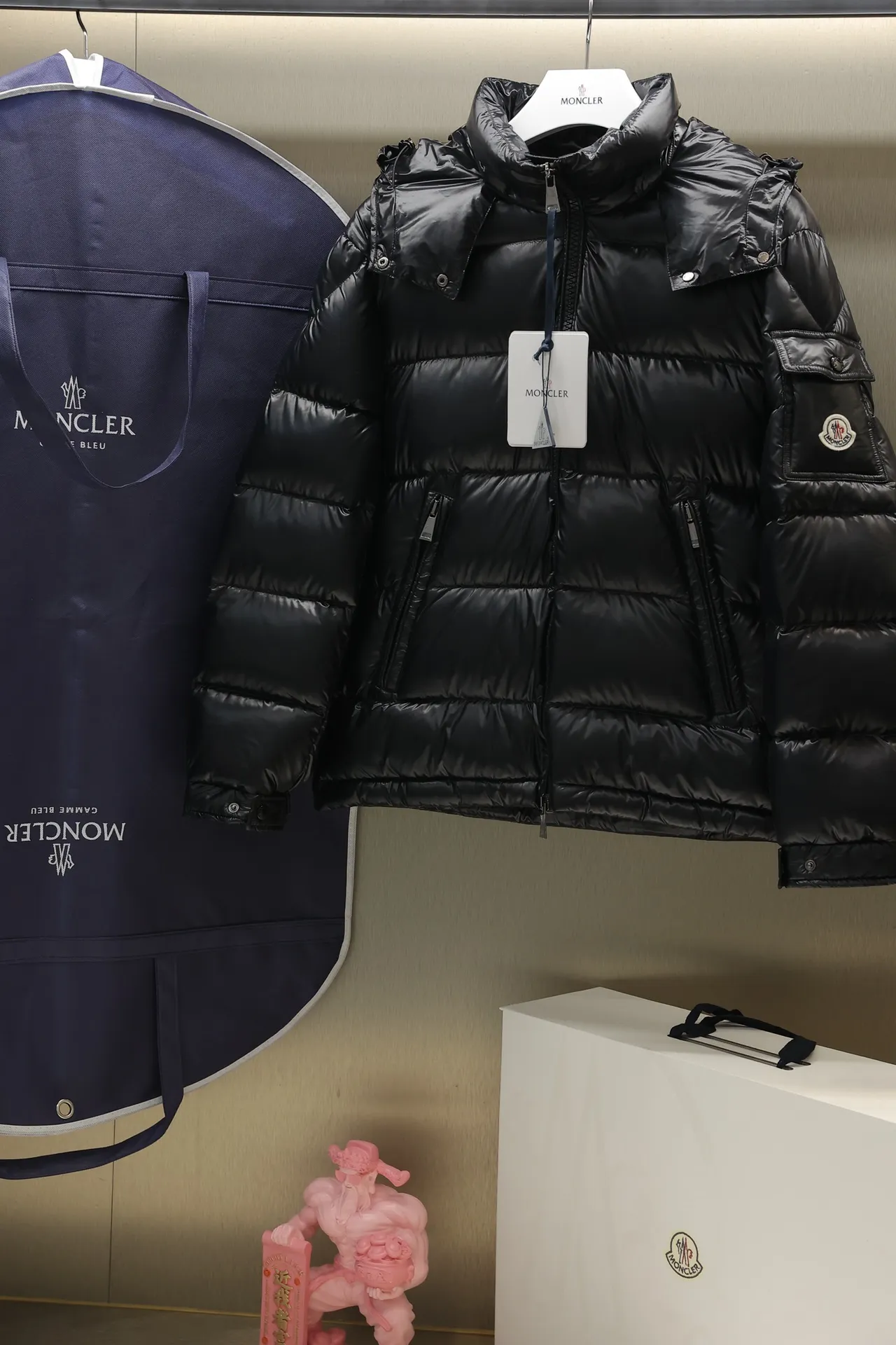 P700 24maire down new arrival ⬆️Moncler Maire women's short down jacket interprets Mayan classics Fabric: technical nylon lacquer surface Customer-supplied fabric Highly fluffy and over-standard 90 down filling The Maire down jacket is specially designed for those who like well-designed basic items. It is a classic Moncler style and a popular product. Made from iconic patented nylon, the Maire down jacket is a classic Moncler womenswear piece, with a short silhouette and timeless design. Made from patented nylon in a comfortable fit, it features a removable hood and performance details for comfort and warmth. ⚠️Made of lacquered nylon ⚠️Painted nylon lining ⚠️White goose-filled down ⚠️Detachable hood with snap buttons ⚠️Zip closure Zippered pockets ⚠️Adjustable snap-stud sleeves Size: 00-3. Style number: D1648098400