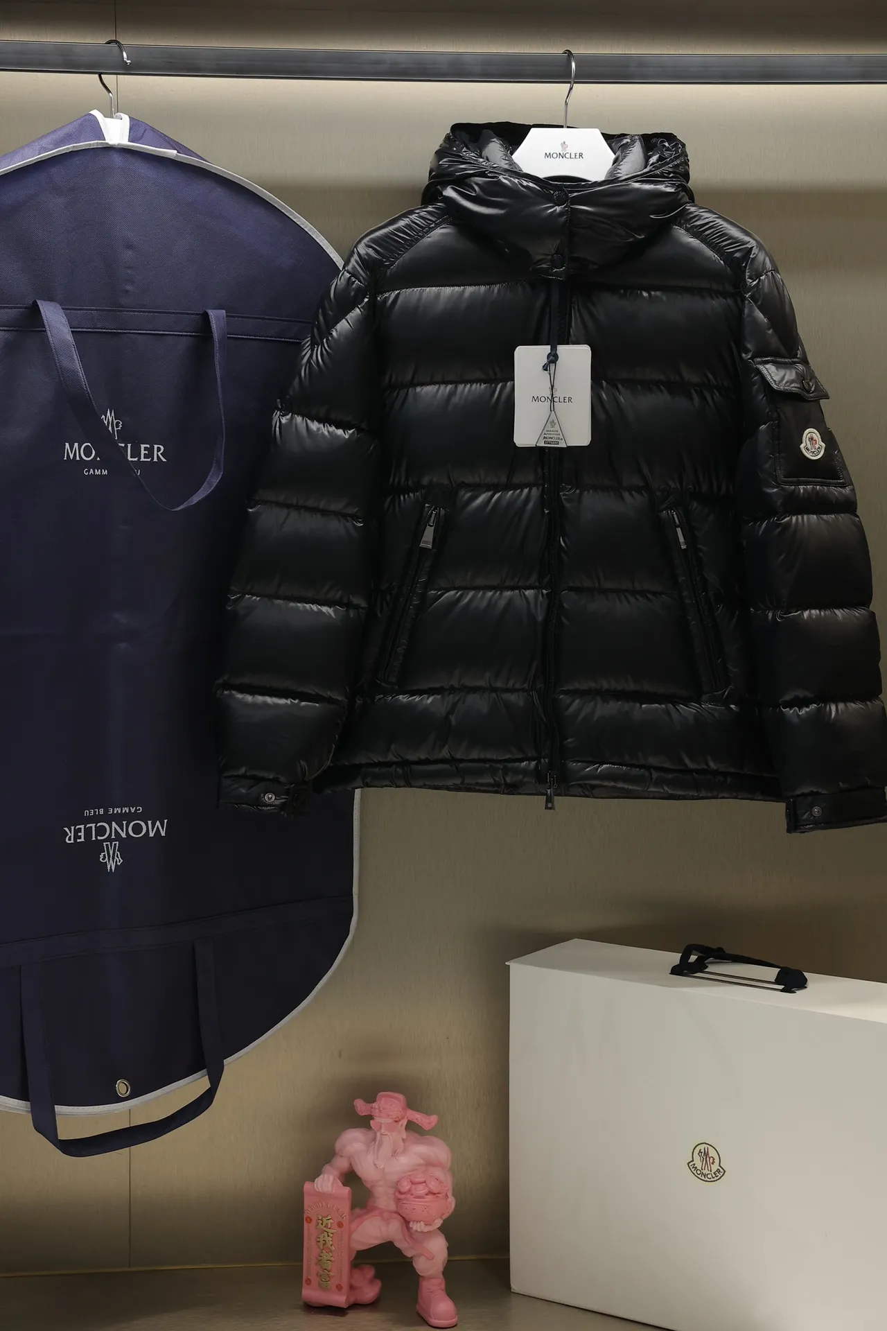 P700 24maire down new arrival ⬆️Moncler Maire women's short down jacket interprets Mayan classics Fabric: technical nylon lacquer surface Customer-supplied fabric Highly fluffy and over-standard 90 down filling The Maire down jacket is specially designed for those who like well-designed basic items. It is a classic Moncler style and a popular product. Made from iconic patented nylon, the Maire down jacket is a classic Moncler womenswear piece, with a short silhouette and timeless design. Made from patented nylon in a comfortable fit, it features a removable hood and performance details for comfort and warmth. ⚠️Made of lacquered nylon ⚠️Painted nylon lining ⚠️White goose-filled down ⚠️Detachable hood with snap buttons ⚠️Zip closure Zippered pockets ⚠️Adjustable snap-stud sleeves Size: 00-3. Style number: D1648098400