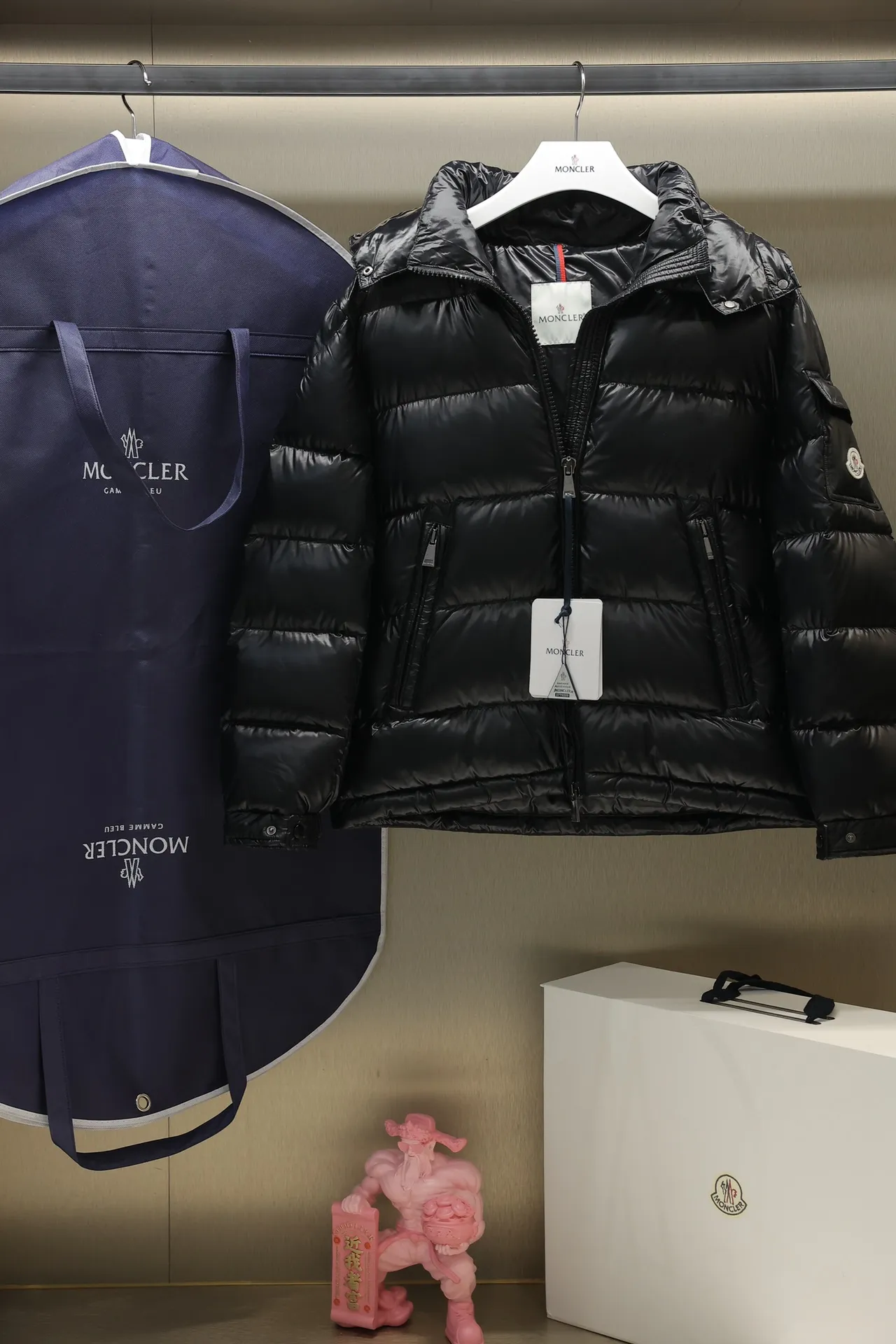 P700 24maire down new arrival ⬆️Moncler Maire women's short down jacket interprets Mayan classics Fabric: technical nylon lacquer surface Customer-supplied fabric Highly fluffy and over-standard 90 down filling The Maire down jacket is specially designed for those who like well-designed basic items. It is a classic Moncler style and a popular product. Made from iconic patented nylon, the Maire down jacket is a classic Moncler womenswear piece, with a short silhouette and timeless design. Made from patented nylon in a comfortable fit, it features a removable hood and performance details for comfort and warmth. ⚠️Made of lacquered nylon ⚠️Painted nylon lining ⚠️White goose-filled down ⚠️Detachable hood with snap buttons ⚠️Zip closure Zippered pockets ⚠️Adjustable snap-stud sleeves Size: 00-3. Style number: D1648098400