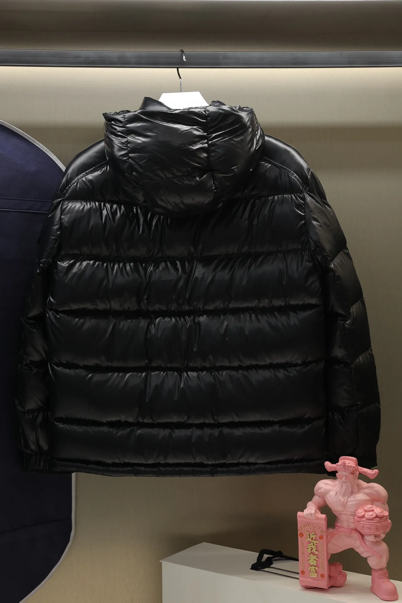 P700 24maire down new arrival ⬆️Moncler Maire women's short down jacket interprets Mayan classics Fabric: technical nylon lacquer surface Customer-supplied fabric Highly fluffy and over-standard 90 down filling The Maire down jacket is specially designed for those who like well-designed basic items. It is a classic Moncler style and a popular product. Made from iconic patented nylon, the Maire down jacket is a classic Moncler womenswear piece, with a short silhouette and timeless design. Made from patented nylon in a comfortable fit, it features a removable hood and performance details for comfort and warmth. ⚠️Made of lacquered nylon ⚠️Painted nylon lining ⚠️White goose-filled down ⚠️Detachable hood with snap buttons ⚠️Zip closure Zippered pockets ⚠️Adjustable snap-stud sleeves Size: 00-3. Style number: D1648098400