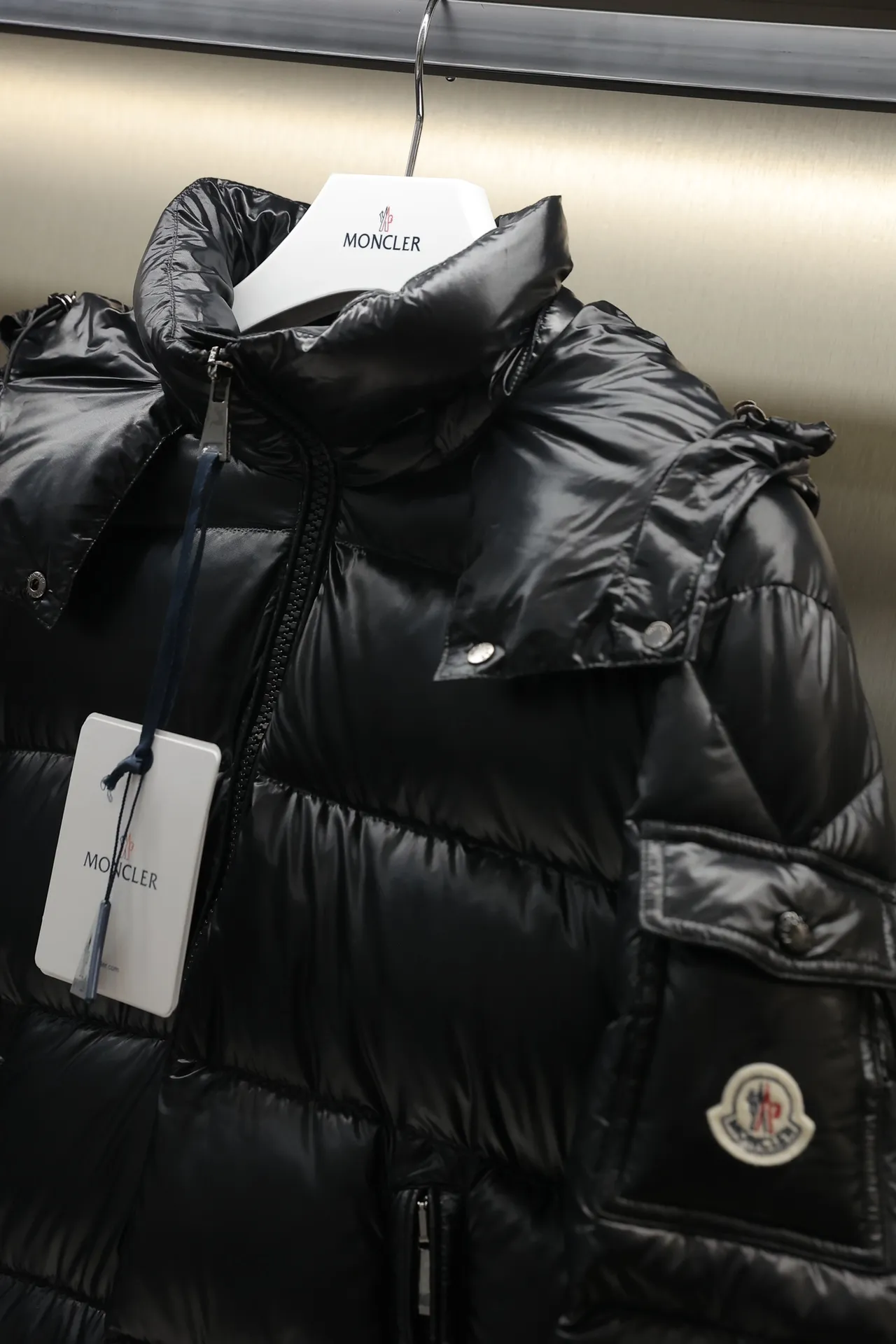 P700 24maire down new arrival ⬆️Moncler Maire women's short down jacket interprets Mayan classics Fabric: technical nylon lacquer surface Customer-supplied fabric Highly fluffy and over-standard 90 down filling The Maire down jacket is specially designed for those who like well-designed basic items. It is a classic Moncler style and a popular product. Made from iconic patented nylon, the Maire down jacket is a classic Moncler womenswear piece, with a short silhouette and timeless design. Made from patented nylon in a comfortable fit, it features a removable hood and performance details for comfort and warmth. ⚠️Made of lacquered nylon ⚠️Painted nylon lining ⚠️White goose-filled down ⚠️Detachable hood with snap buttons ⚠️Zip closure Zippered pockets ⚠️Adjustable snap-stud sleeves Size: 00-3. Style number: D1648098400