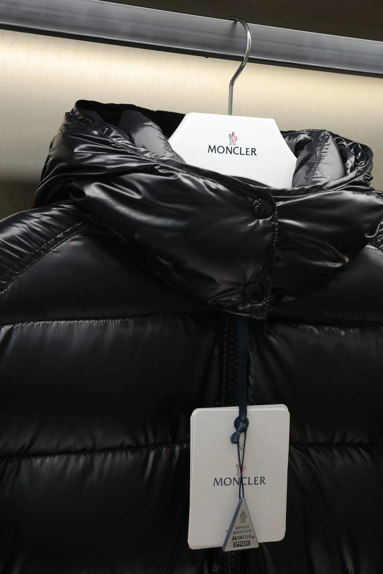P700 24maire down new arrival ⬆️Moncler Maire women's short down jacket interprets Mayan classics Fabric: technical nylon lacquer surface Customer-supplied fabric Highly fluffy and over-standard 90 down filling The Maire down jacket is specially designed for those who like well-designed basic items. It is a classic Moncler style and a popular product. Made from iconic patented nylon, the Maire down jacket is a classic Moncler womenswear piece, with a short silhouette and timeless design. Made from patented nylon in a comfortable fit, it features a removable hood and performance details for comfort and warmth. ⚠️Made of lacquered nylon ⚠️Painted nylon lining ⚠️White goose-filled down ⚠️Detachable hood with snap buttons ⚠️Zip closure Zippered pockets ⚠️Adjustable snap-stud sleeves Size: 00-3. Style number: D1648098400