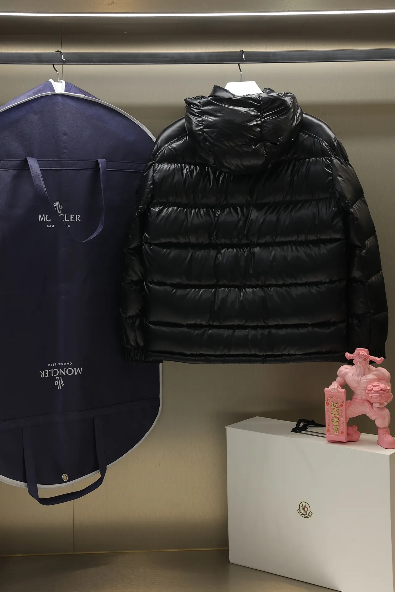 P700 24maire down new arrival ⬆️Moncler Maire women's short down jacket interprets Mayan classics Fabric: technical nylon lacquer surface Customer-supplied fabric Highly fluffy and over-standard 90 down filling The Maire down jacket is specially designed for those who like well-designed basic items. It is a classic Moncler style and a popular product. Made from iconic patented nylon, the Maire down jacket is a classic Moncler womenswear piece, with a short silhouette and timeless design. Made from patented nylon in a comfortable fit, it features a removable hood and performance details for comfort and warmth. ⚠️Made of lacquered nylon ⚠️Painted nylon lining ⚠️White goose-filled down ⚠️Detachable hood with snap buttons ⚠️Zip closure Zippered pockets ⚠️Adjustable snap-stud sleeves Size: 00-3. Style number: D1648098400
