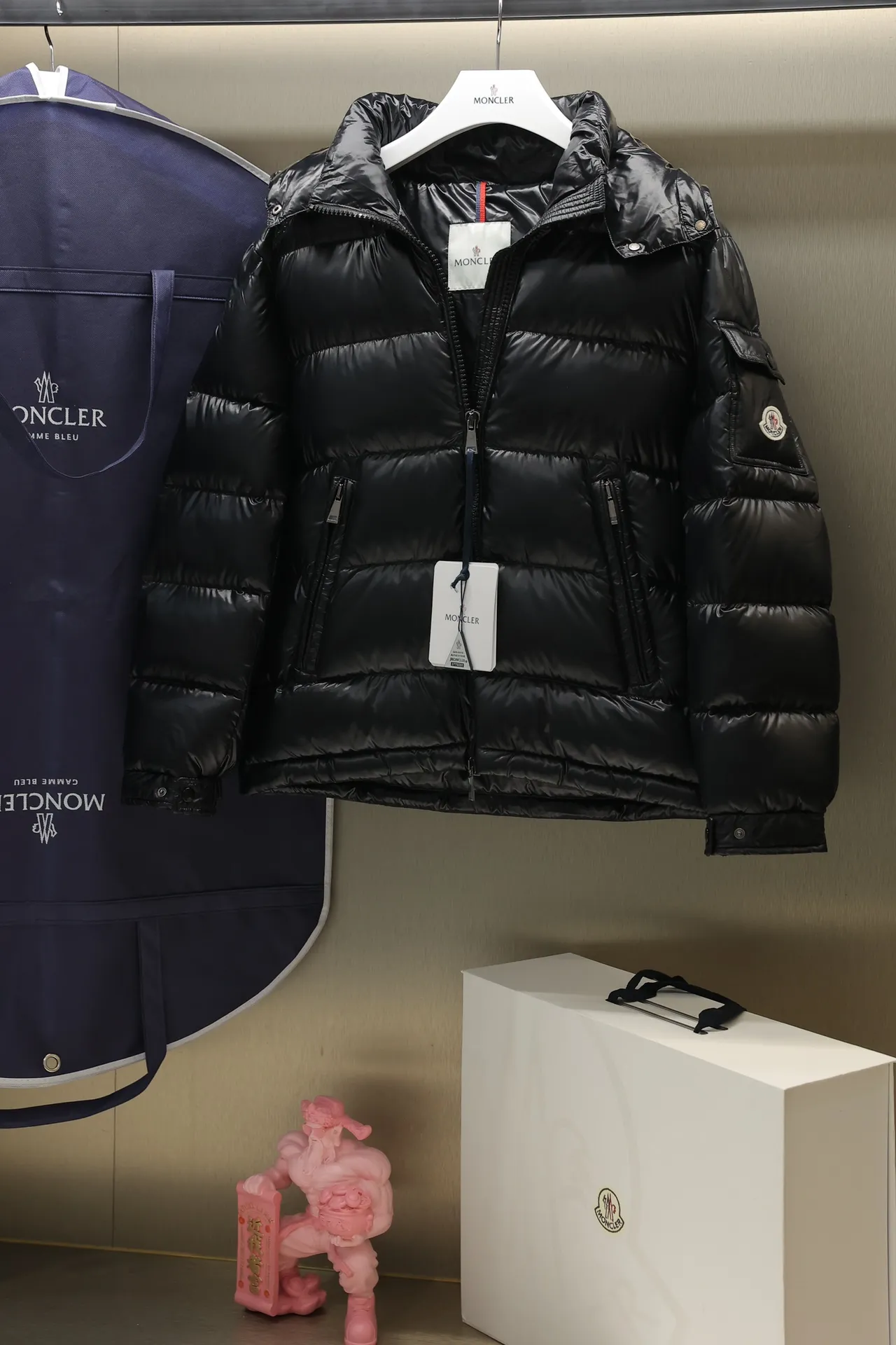 P700 24maire down new arrival ⬆️Moncler Maire women's short down jacket interprets Mayan classics Fabric: technical nylon lacquer surface Customer-supplied fabric Highly fluffy and over-standard 90 down filling The Maire down jacket is specially designed for those who like well-designed basic items. It is a classic Moncler style and a popular product. Made from iconic patented nylon, the Maire down jacket is a classic Moncler womenswear piece, with a short silhouette and timeless design. Made from patented nylon in a comfortable fit, it features a removable hood and performance details for comfort and warmth. ⚠️Made of lacquered nylon ⚠️Painted nylon lining ⚠️White goose-filled down ⚠️Detachable hood with snap buttons ⚠️Zip closure Zippered pockets ⚠️Adjustable snap-stud sleeves Size: 00-3. Style number: D1648098400