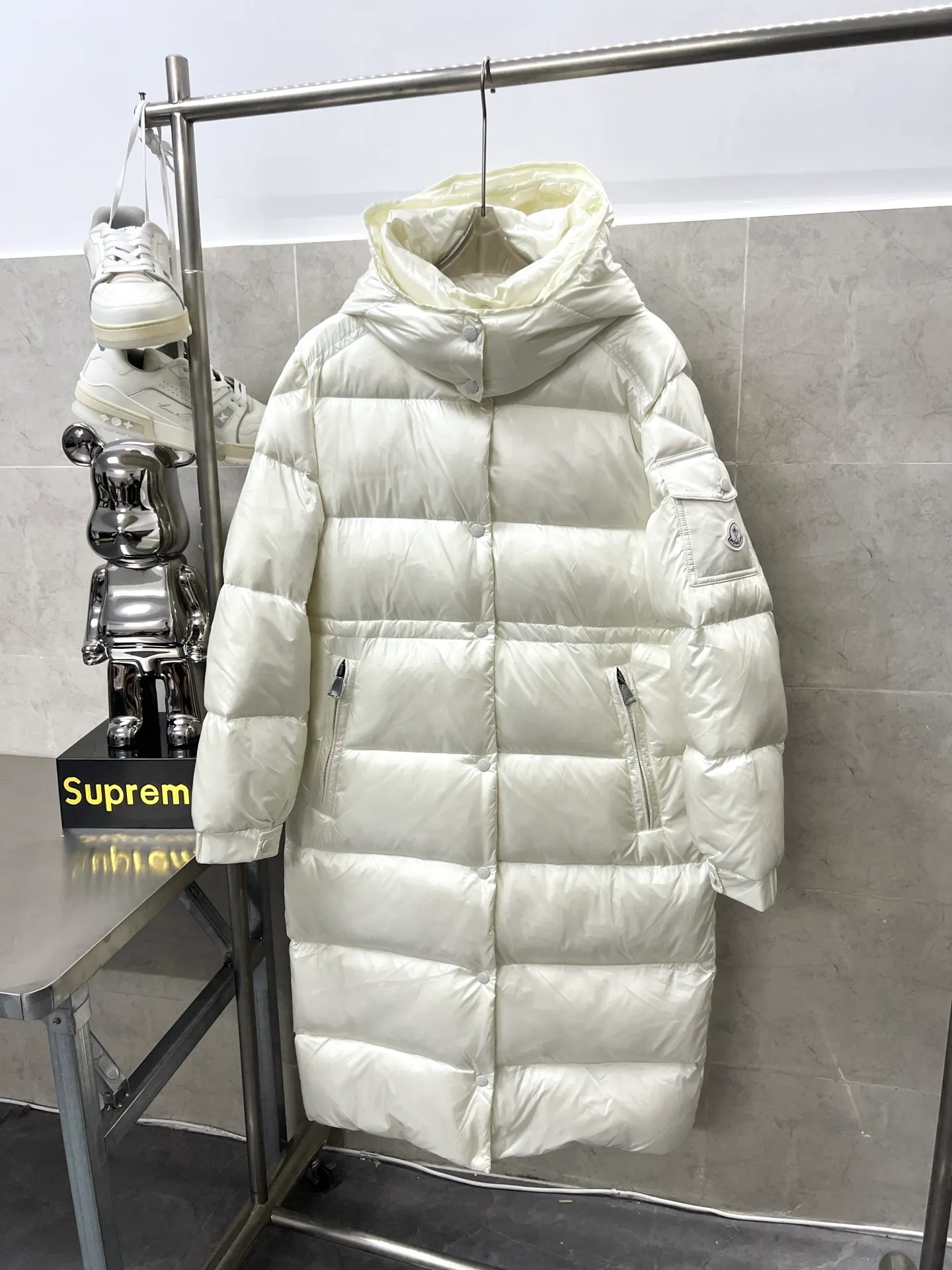 P920 Moncler maire Maya winter new women's long hooded down jacket Cavettaz long down jacket inherits the series and has a neat graphic aesthetic. It has a shape and rectangular quilting and is made of lacquered nylon. It is thick and has high fluffiness. You will feel surrounded by warmth when you put it on. Even if you wear one underneath in winter, you will not feel cold when wearing it. It is very comfortable to wear and there will be no unnecessary weight-bearing feeling at all. This thickness and this version are the most practical and it is also a good-looking style for everyone. Color: black White Size: 12345