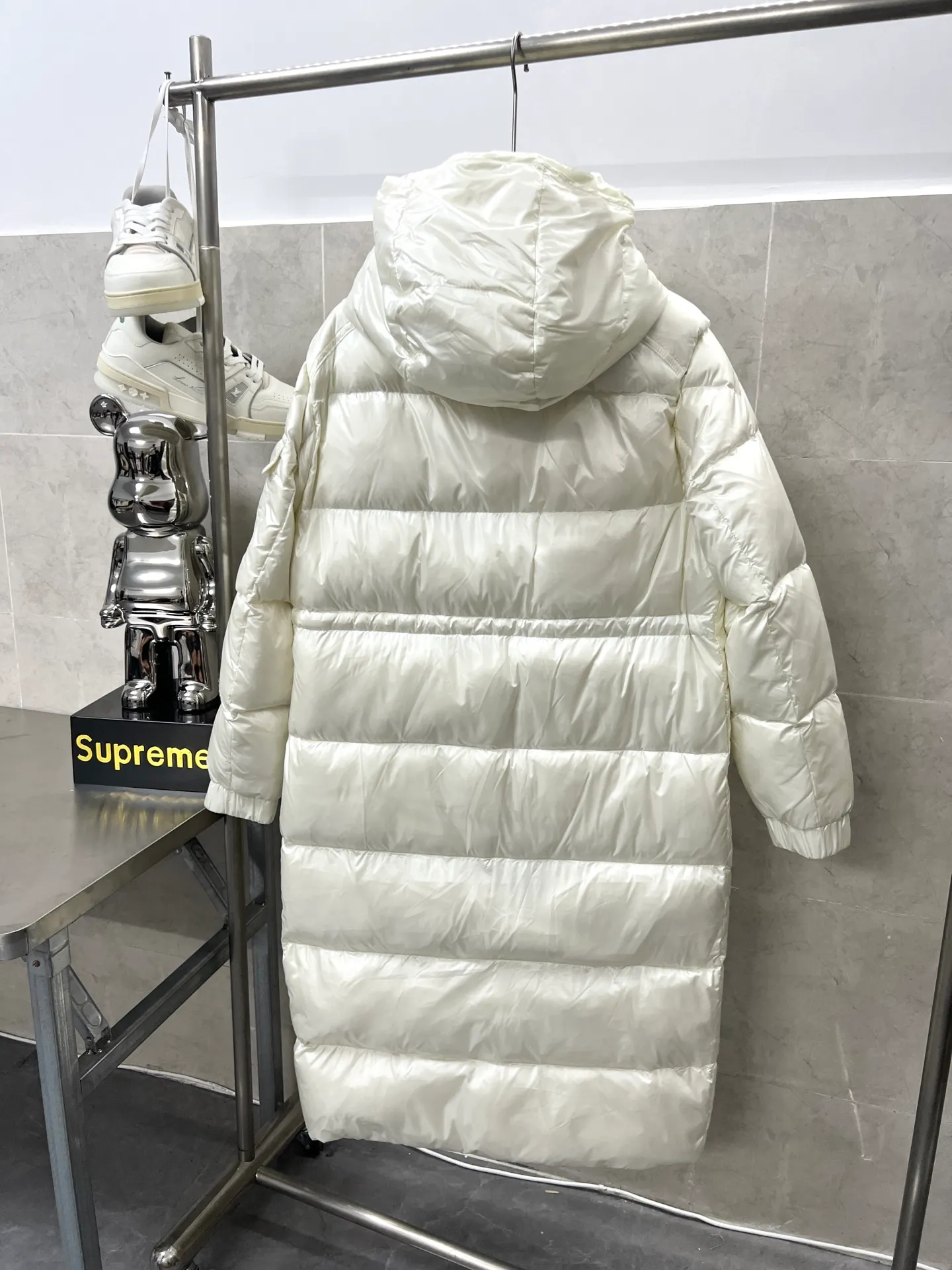 P920 Moncler maire Maya winter new women's long hooded down jacket Cavettaz long down jacket inherits the series and has a neat graphic aesthetic. It has a shape and rectangular quilting and is made of lacquered nylon. It is thick and has high fluffiness. You will feel surrounded by warmth when you put it on. Even if you wear one underneath in winter, you will not feel cold when wearing it. It is very comfortable to wear and there will be no unnecessary weight-bearing feeling at all. This thickness and this version are the most practical and it is also a good-looking style for everyone. Color: black White Size: 12345