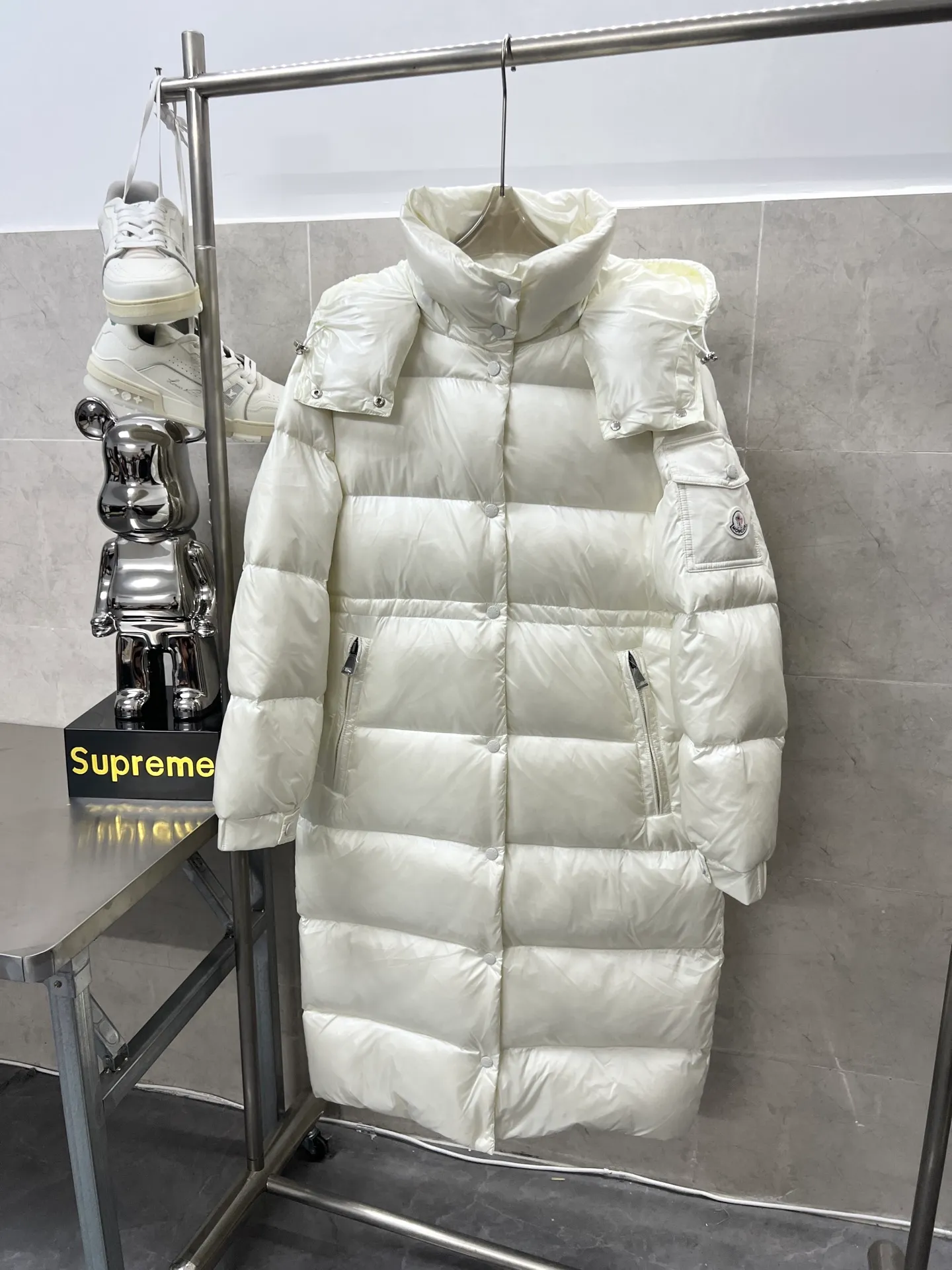 P920 Moncler maire Maya winter new women's long hooded down jacket Cavettaz long down jacket inherits the series and has a neat graphic aesthetic. It has a shape and rectangular quilting and is made of lacquered nylon. It is thick and has high fluffiness. You will feel surrounded by warmth when you put it on. Even if you wear one underneath in winter, you will not feel cold when wearing it. It is very comfortable to wear and there will be no unnecessary weight-bearing feeling at all. This thickness and this version are the most practical and it is also a good-looking style for everyone. Color: black White Size: 12345