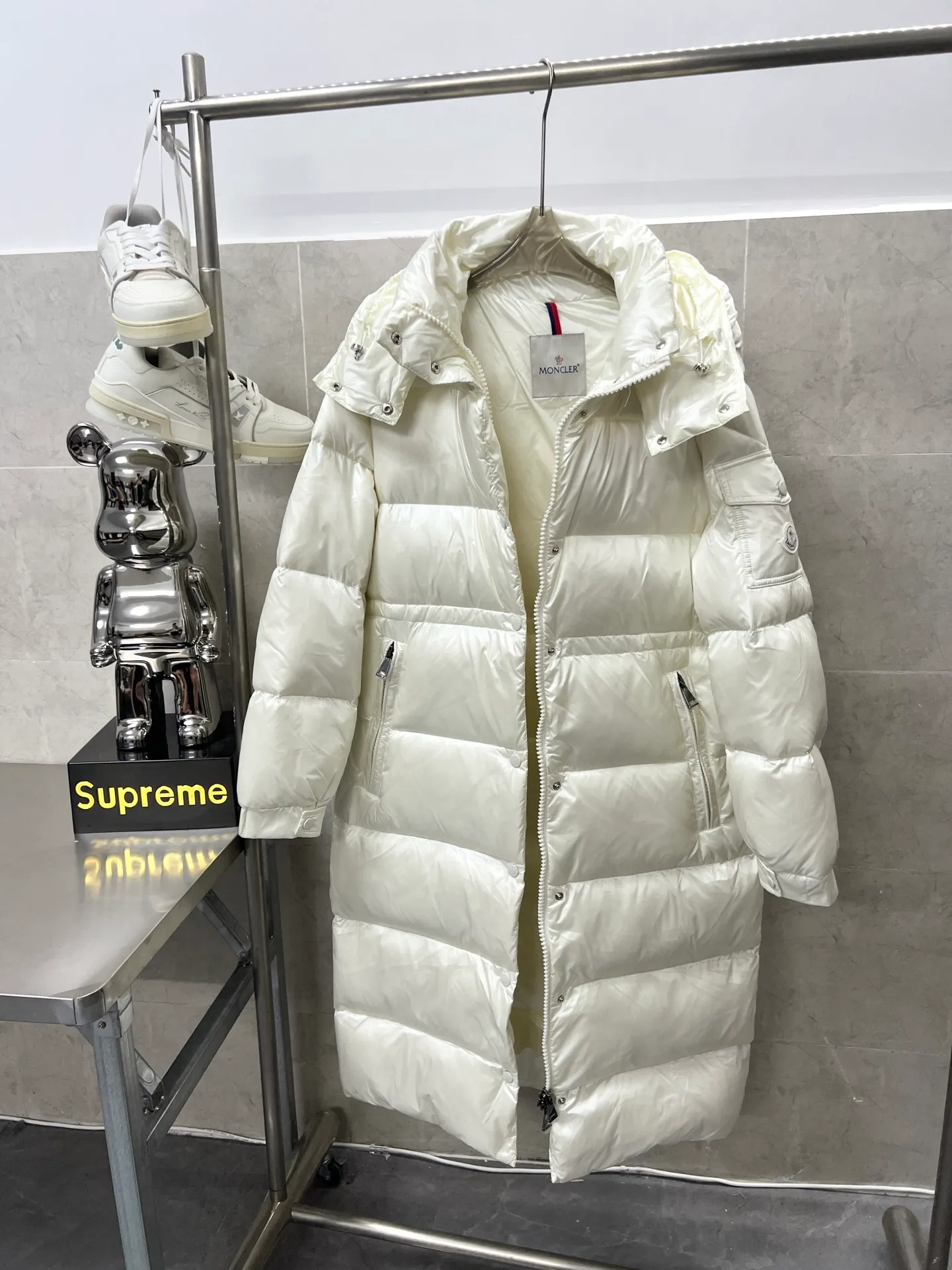 P920 Moncler maire Maya winter new women's long hooded down jacket Cavettaz long down jacket inherits the series and has a neat graphic aesthetic. It has a shape and rectangular quilting and is made of lacquered nylon. It is thick and has high fluffiness. You will feel surrounded by warmth when you put it on. Even if you wear one underneath in winter, you will not feel cold when wearing it. It is very comfortable to wear and there will be no unnecessary weight-bearing feeling at all. This thickness and this version are the most practical and it is also a good-looking style for everyone. Color: black White Size: 12345