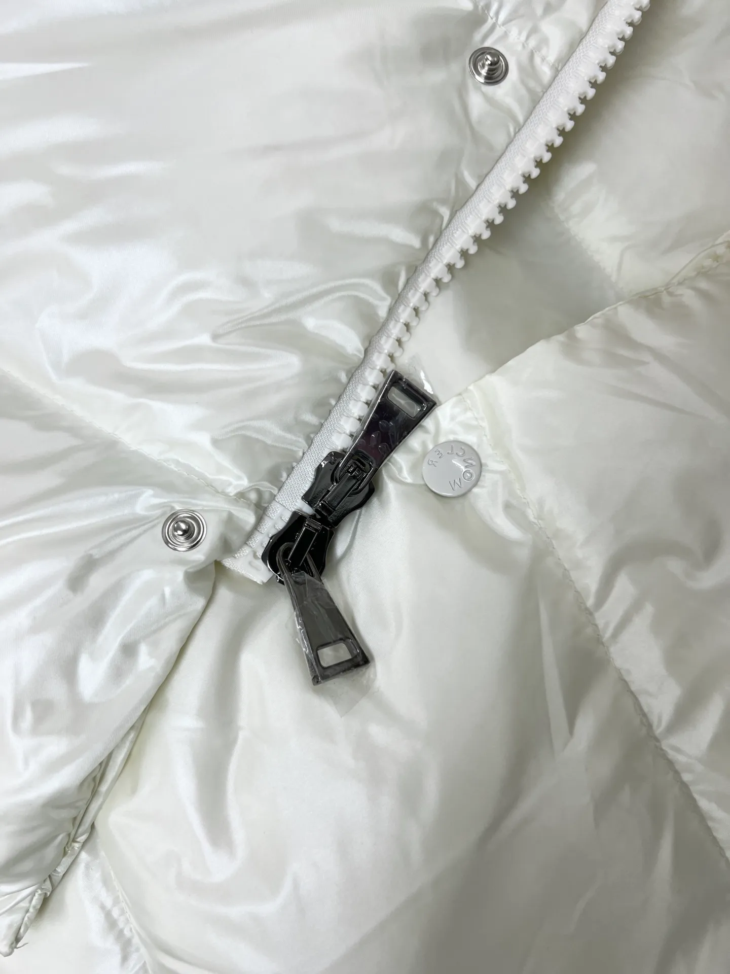 P920 Moncler maire Maya winter new women's long hooded down jacket Cavettaz long down jacket inherits the series and has a neat graphic aesthetic. It has a shape and rectangular quilting and is made of lacquered nylon. It is thick and has high fluffiness. You will feel surrounded by warmth when you put it on. Even if you wear one underneath in winter, you will not feel cold when wearing it. It is very comfortable to wear and there will be no unnecessary weight-bearing feeling at all. This thickness and this version are the most practical and it is also a good-looking style for everyone. Color: black White Size: 12345