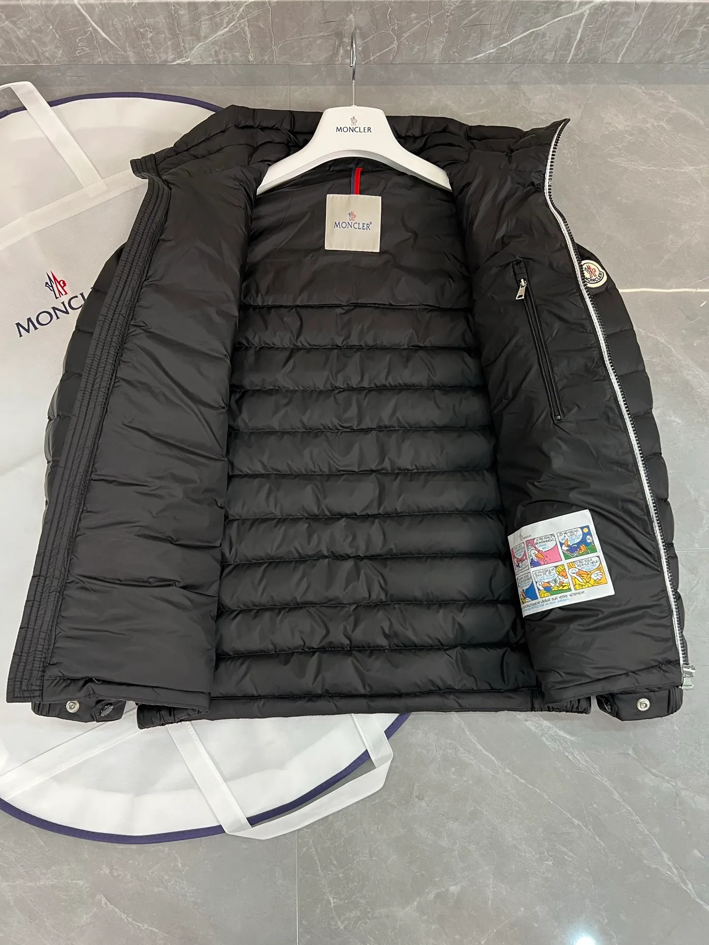 The P780 Arnique hooded down jacket with polyester outer fabric is Moncler's classic men's design.