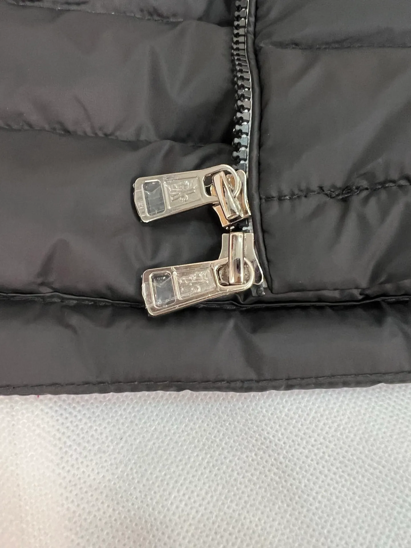 The P780 Arnique hooded down jacket with polyester outer fabric is Moncler's classic men's design.
