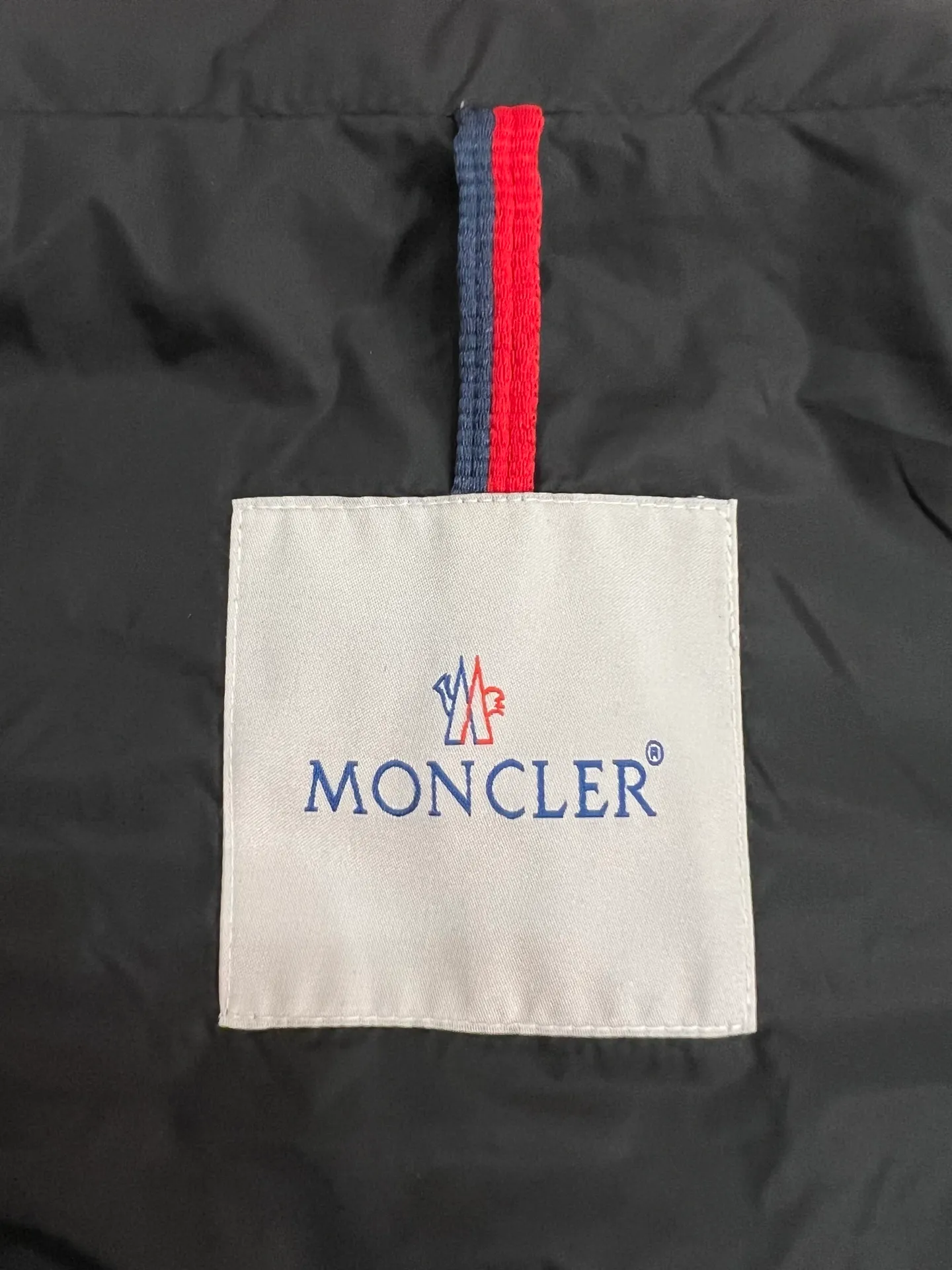 The P780 Arnique hooded down jacket with polyester outer fabric is Moncler's classic men's design.