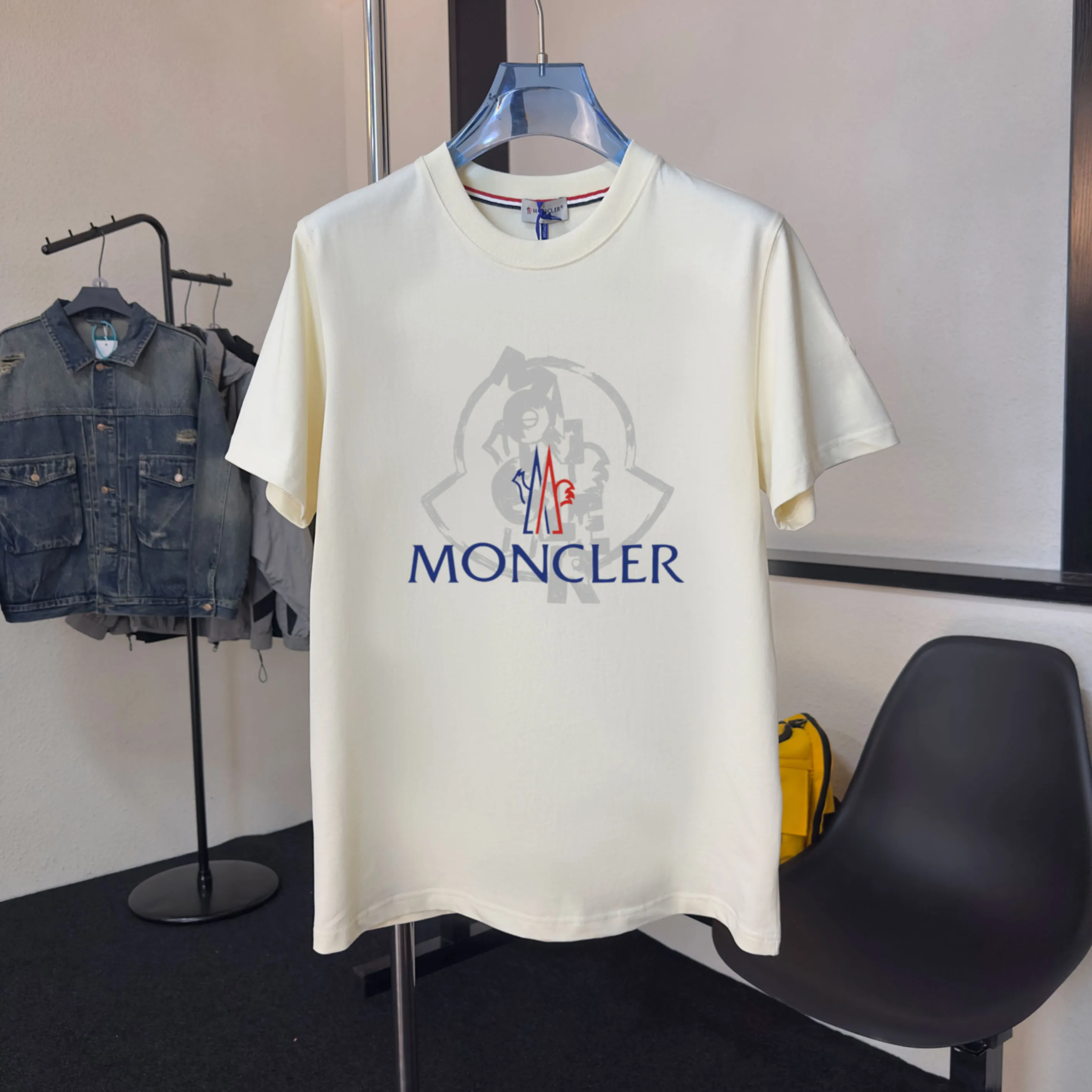 P140 💰Upgraded version "Mobile phone smart sensor ~ NFC chip armband ~ direct access to the official website for anti-counterfeiting" "Moncler ~ Mouth Mouth" 2025 new high-quality round neck short-sleeved T-shirt. The cuffs have imported embroidered labels. Customized dyeing, very comfortable to touch. Super versatile and good-looking short-sleeved. Complete with three labels. Non-market ordinary version. Feel free to compare. Quality is absolutely guaranteed! ‼ First of all, this original fabric is all custom-woven with 32-count double yarn fabric, 250G, and the weight is the same‼ Fine workmanship, double waistcoat method, double waistcoat method, double waistcoat method makes the whole dress more three-dimensional, which is not a craft that ordinary T-shirts can achieve🤪 Size: S-M-L-XL-2XL Color: black, white, apricot, same style for men and women