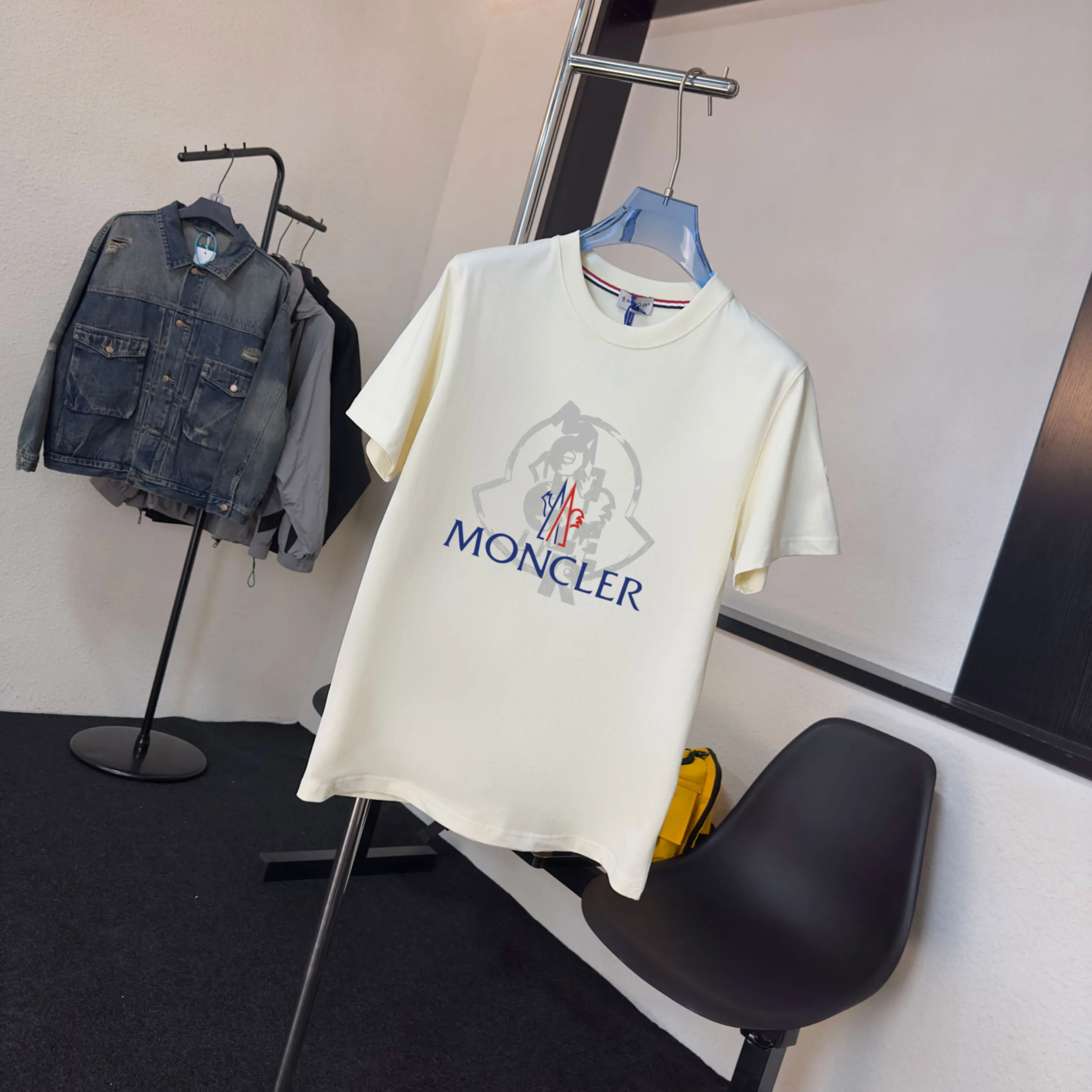 P140 💰Upgraded version "Mobile phone smart sensor ~ NFC chip armband ~ direct access to the official website for anti-counterfeiting" "Moncler ~ Mouth Mouth" 2025 new high-quality round neck short-sleeved T-shirt. The cuffs have imported embroidered labels. Customized dyeing, very comfortable to touch. Super versatile and good-looking short-sleeved. Complete with three labels. Non-market ordinary version. Feel free to compare. Quality is absolutely guaranteed! ‼ First of all, this original fabric is all custom-woven with 32-count double yarn fabric, 250G, and the weight is the same‼ Fine workmanship, double waistcoat method, double waistcoat method, double waistcoat method makes the whole dress more three-dimensional, which is not a craft that ordinary T-shirts can achieve🤪 Size: S-M-L-XL-2XL Color: black, white, apricot, same style for men and women
