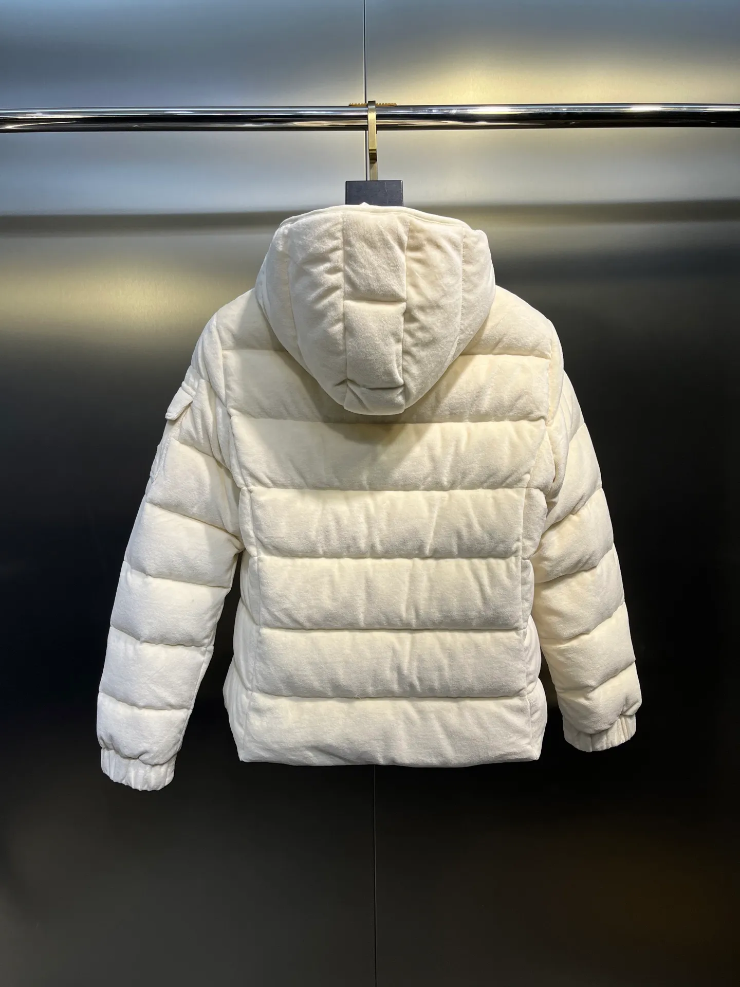 P1120 moncler🌟 New autumn and winter down jacket. Original custom-made hardware accessories are all imported and original customization. Welcome to compare. Absolutely high quality. Use top-grade 90 white duck down. Super soft. Filled with fluffy and full feathers. Super heavy work. Fabric workmanship is perfect. Note that the fabric is super comfortable. Exclusive size: 1234