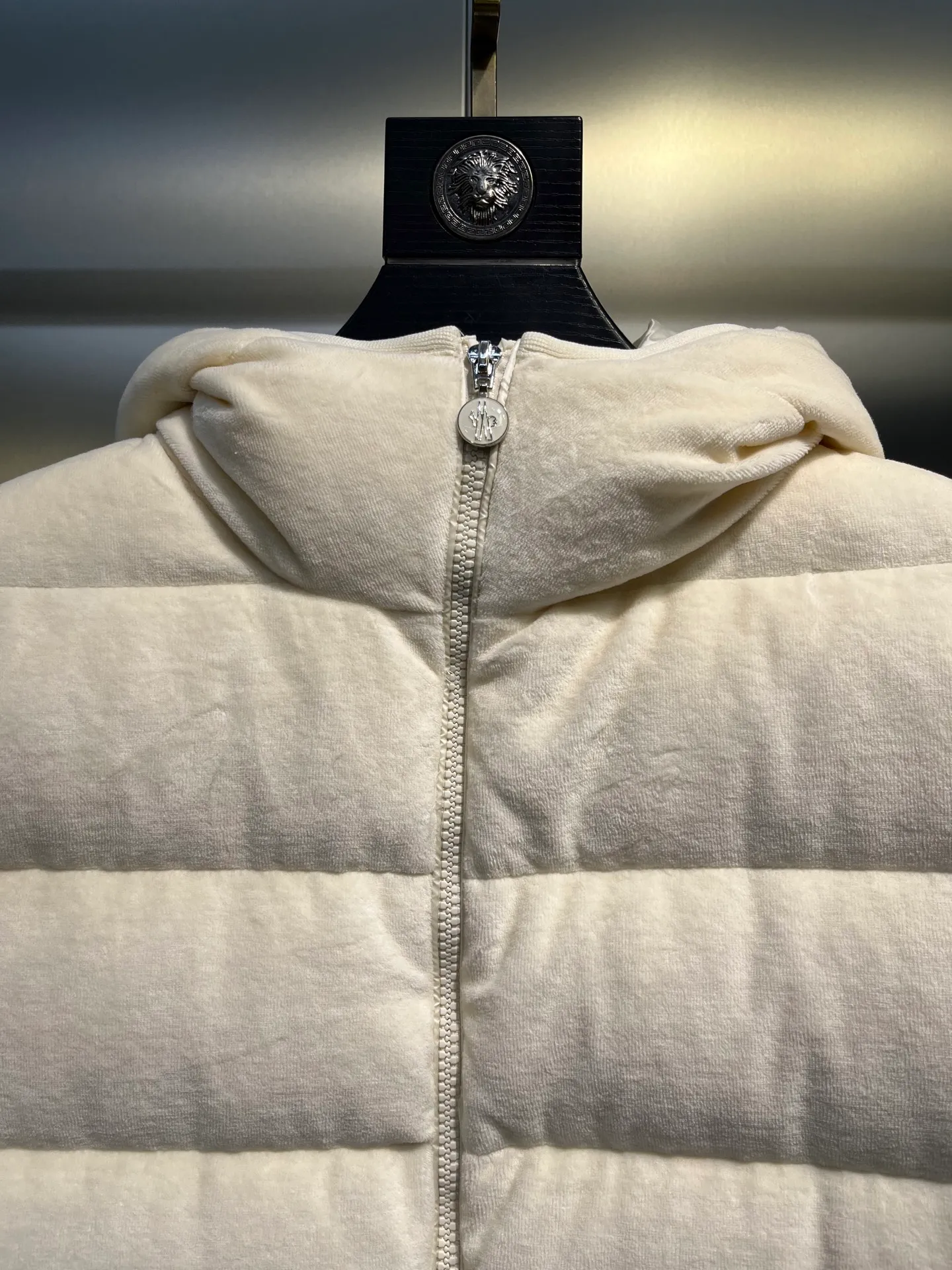 P1120 moncler🌟 New autumn and winter down jacket. Original custom-made hardware accessories are all imported and original customization. Welcome to compare. Absolutely high quality. Use top-grade 90 white duck down. Super soft. Filled with fluffy and full feathers. Super heavy work. Fabric workmanship is perfect. Note that the fabric is super comfortable. Exclusive size: 1234