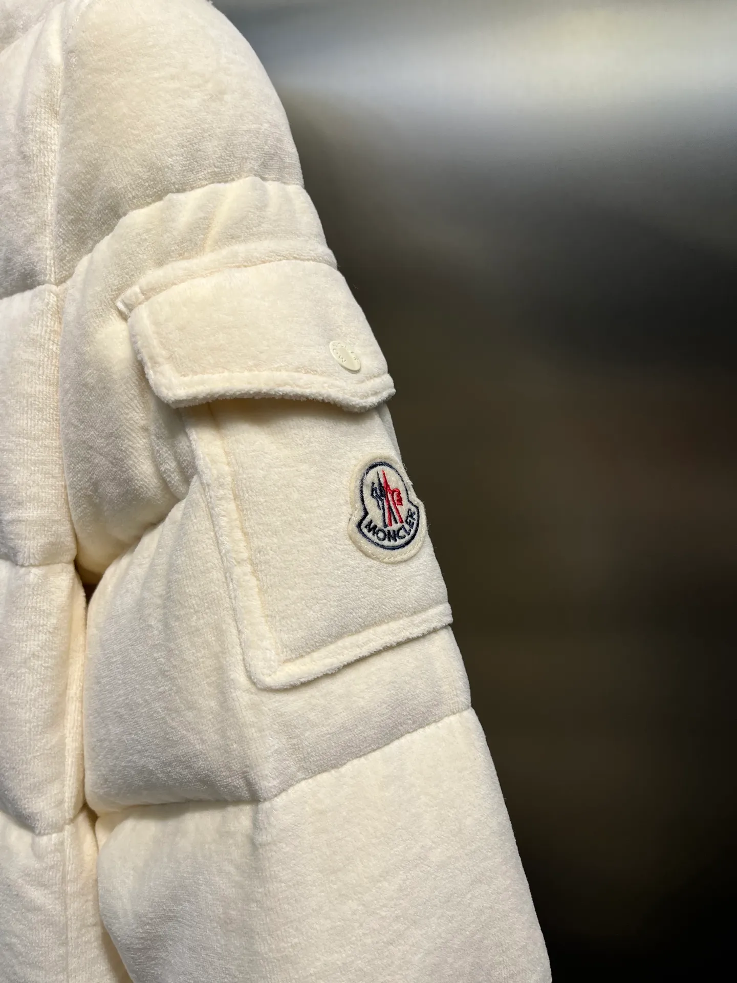 P1120 moncler🌟 New autumn and winter down jacket. Original custom-made hardware accessories are all imported and original customization. Welcome to compare. Absolutely high quality. Use top-grade 90 white duck down. Super soft. Filled with fluffy and full feathers. Super heavy work. Fabric workmanship is perfect. Note that the fabric is super comfortable. Exclusive size: 1234