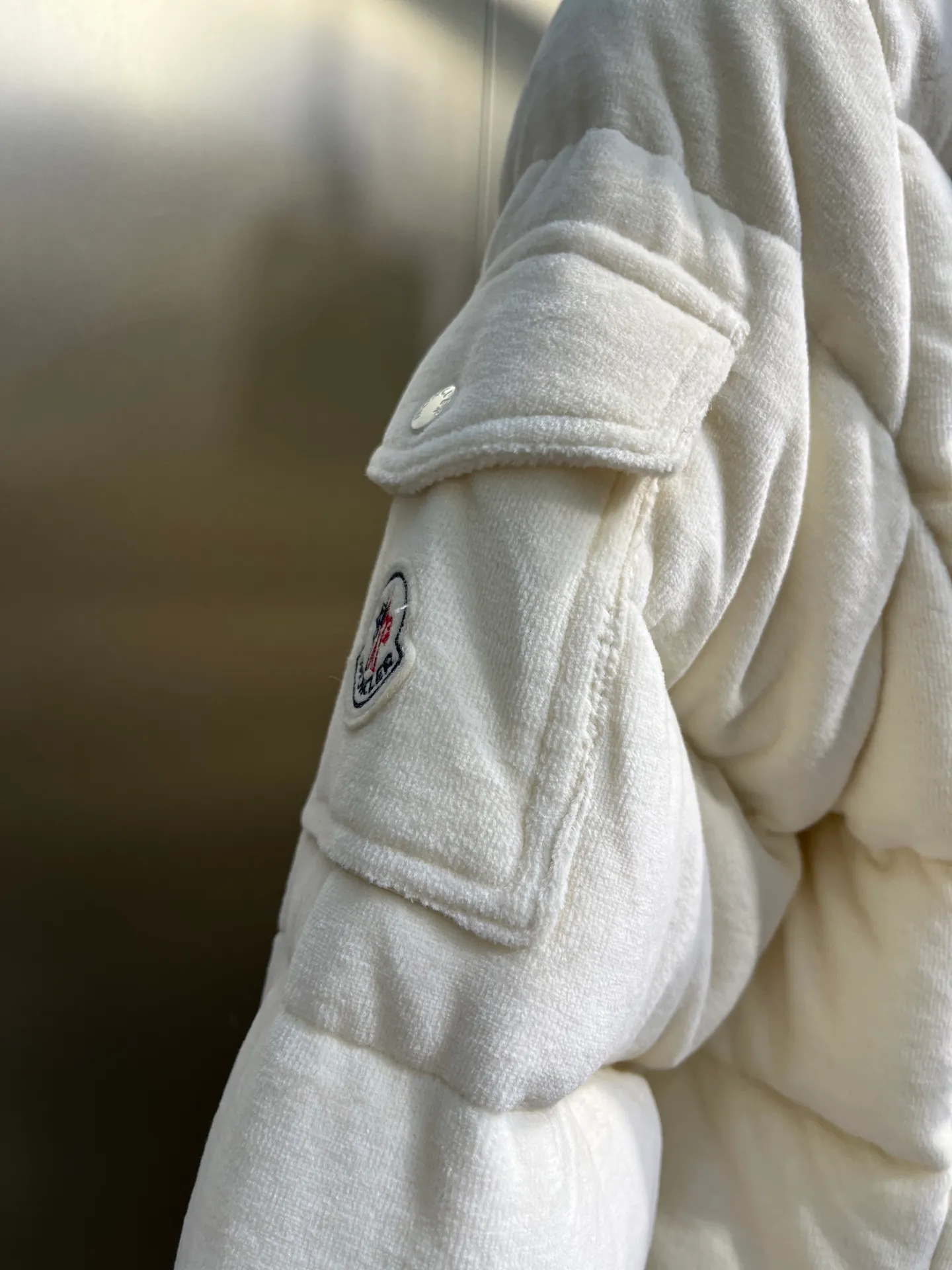 P1120 moncler🌟 New autumn and winter down jacket. Original custom-made hardware accessories are all imported and original customization. Welcome to compare. Absolutely high quality. Use top-grade 90 white duck down. Super soft. Filled with fluffy and full feathers. Super heavy work. Fabric workmanship is perfect. Note that the fabric is super comfortable. Exclusive size: 1234