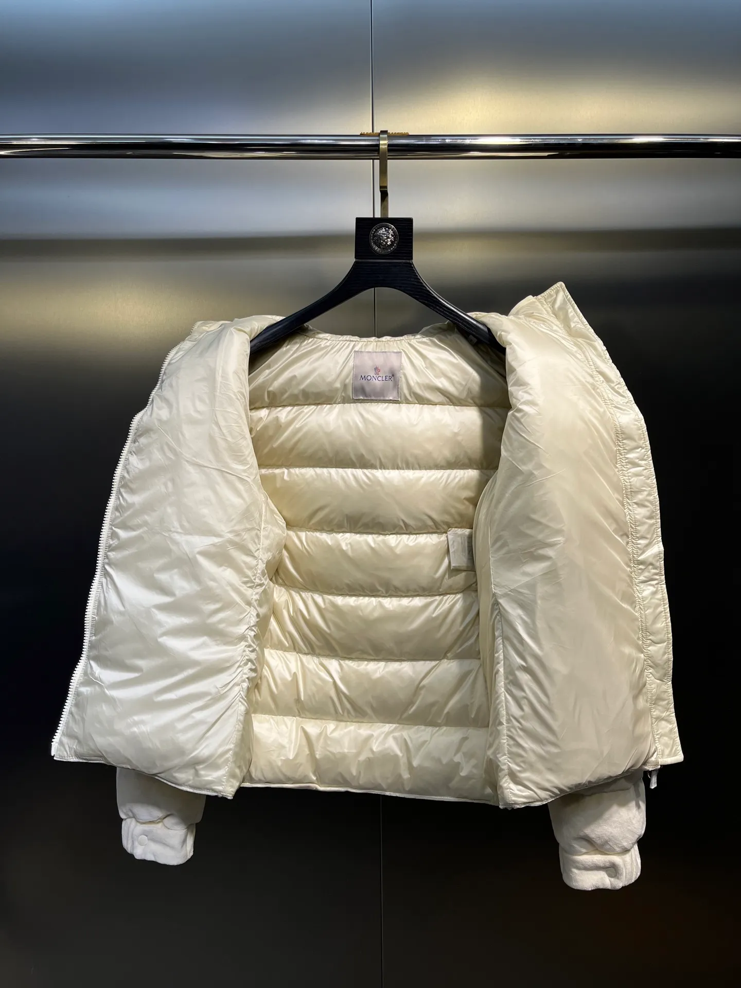 P1120 moncler🌟 New autumn and winter down jacket. Original custom-made hardware accessories are all imported and original customization. Welcome to compare. Absolutely high quality. Use top-grade 90 white duck down. Super soft. Filled with fluffy and full feathers. Super heavy work. Fabric workmanship is perfect. Note that the fabric is super comfortable. Exclusive size: 1234