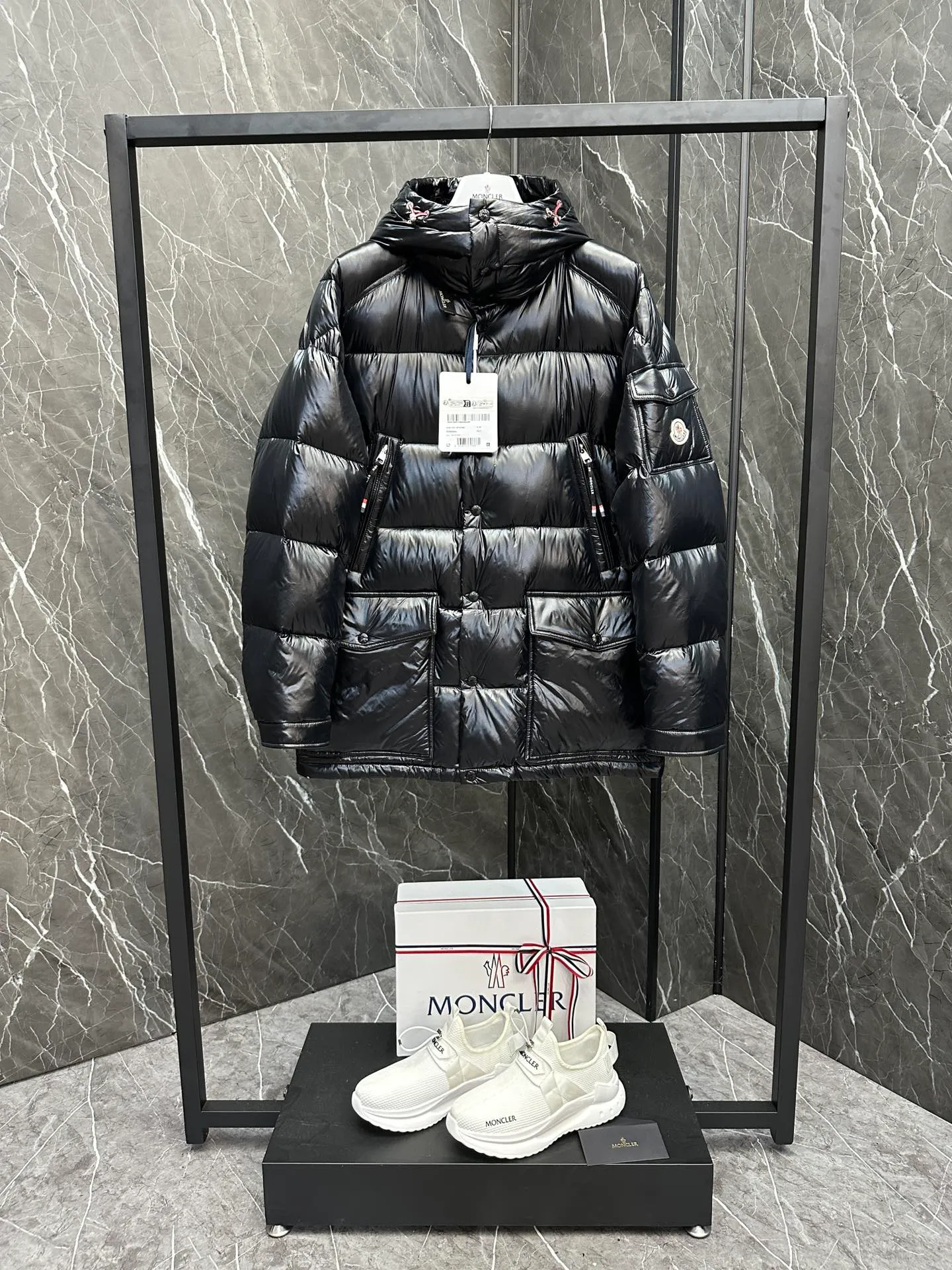 P1460 Premium down⬆️Moncler Chiablese classic style, mid-length down jacket. The Chiablese mid-length down jacket is a model of Moncler. It is made of lacquered nylon and is recommended for wear.  In keeping with the brand's sustainability initiative, the Chiablese hooded down jacket is made from patented nylon. It's embellished with subtle tricolor details and signature patch pockets on the sleeves, adding to Moncler's chic style. Details • Made of nylon laqué fabric • Nylon laqué lining • Filled down • Adjustable hood • Zipper and snap closure • Zippered chest pocket • Snap snap closure • Adjustable cuffs • Adjustable three-color elastic drawstring waist Size : 1-5 Couple size. D9893068830