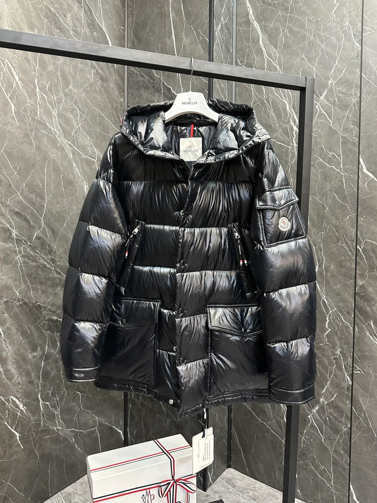 P1460 Premium down⬆️Moncler Chiablese classic style, mid-length down jacket. The Chiablese mid-length down jacket is a model of Moncler. It is made of lacquered nylon and is recommended for wear.  In keeping with the brand's sustainability initiative, the Chiablese hooded down jacket is made from patented nylon. It's embellished with subtle tricolor details and signature patch pockets on the sleeves, adding to Moncler's chic style. Details • Made of nylon laqué fabric • Nylon laqué lining • Filled down • Adjustable hood • Zipper and snap closure • Zippered chest pocket • Snap snap closure • Adjustable cuffs • Adjustable three-color elastic drawstring waist Size : 1-5 Couple size. D9893068830
