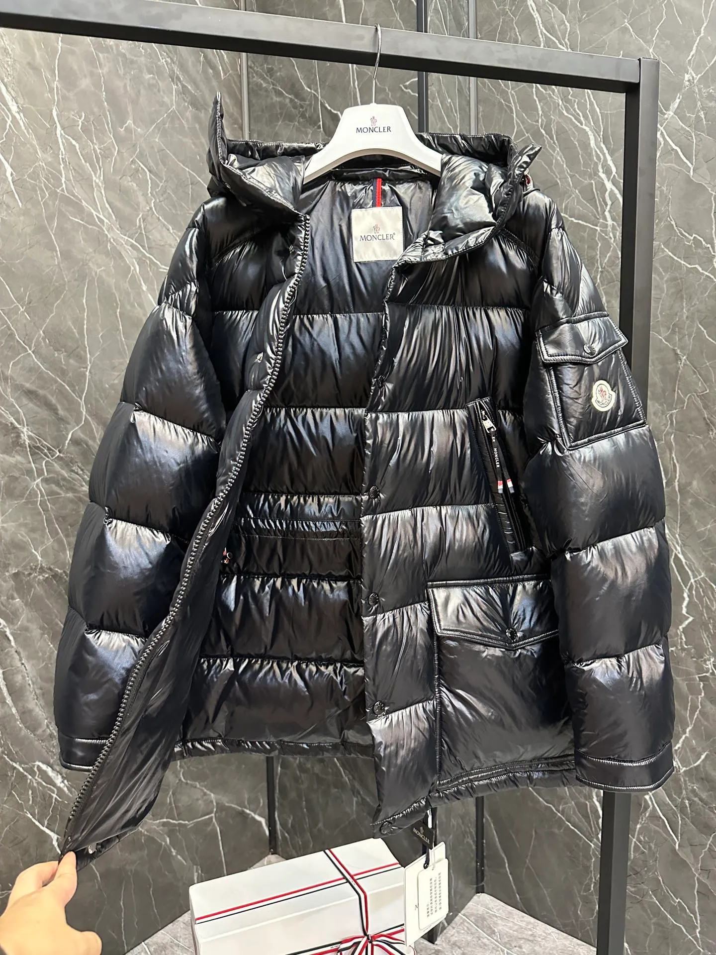 P1460 Premium down⬆️Moncler Chiablese classic style, mid-length down jacket. The Chiablese mid-length down jacket is a model of Moncler. It is made of lacquered nylon and is recommended for wear.  In keeping with the brand's sustainability initiative, the Chiablese hooded down jacket is made from patented nylon. It's embellished with subtle tricolor details and signature patch pockets on the sleeves, adding to Moncler's chic style. Details • Made of nylon laqué fabric • Nylon laqué lining • Filled down • Adjustable hood • Zipper and snap closure • Zippered chest pocket • Snap snap closure • Adjustable cuffs • Adjustable three-color elastic drawstring waist Size : 1-5 Couple size. D9893068830