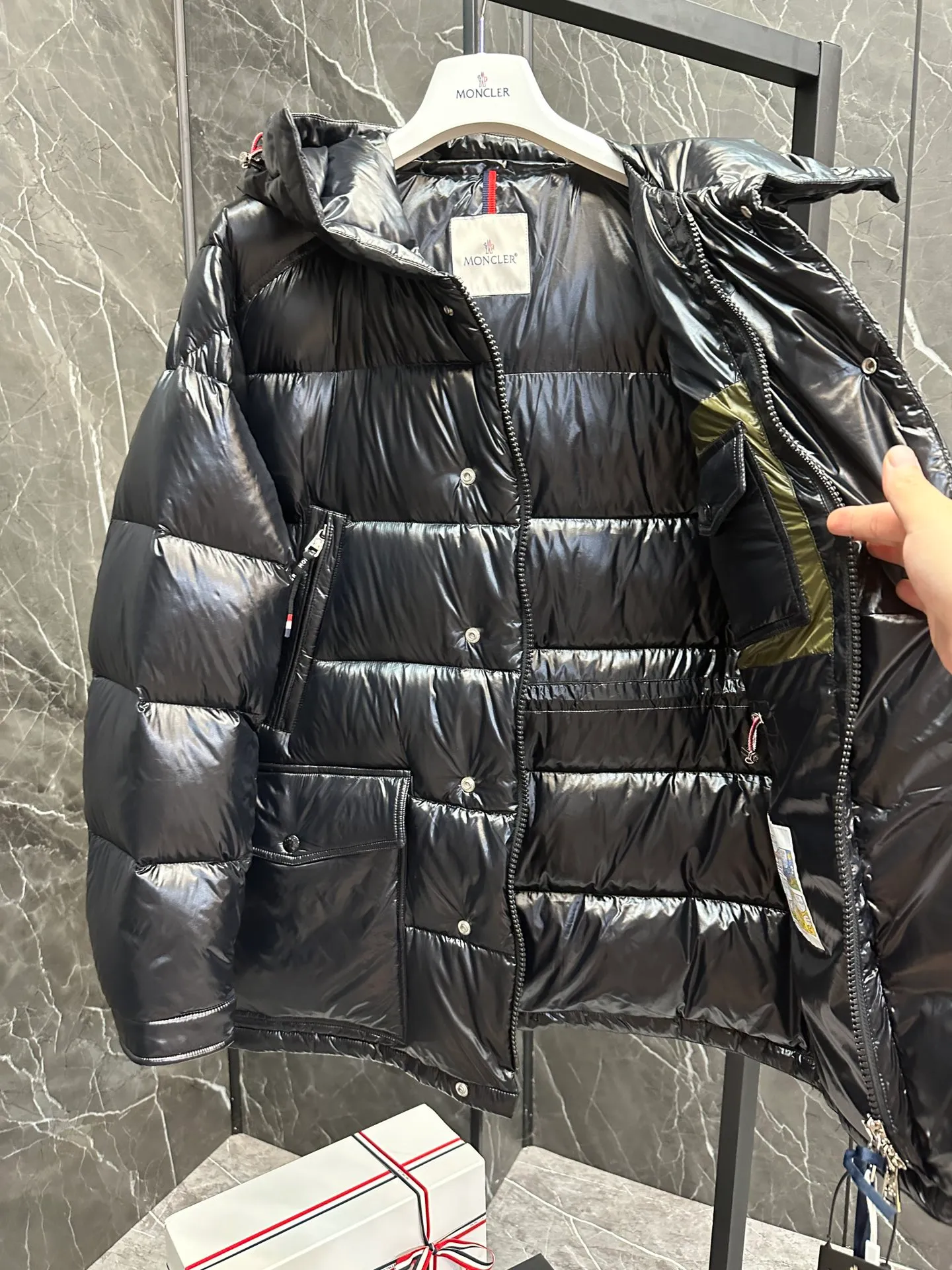 P1460 Premium down⬆️Moncler Chiablese classic style, mid-length down jacket. The Chiablese mid-length down jacket is a model of Moncler. It is made of lacquered nylon and is recommended for wear.  In keeping with the brand's sustainability initiative, the Chiablese hooded down jacket is made from patented nylon. It's embellished with subtle tricolor details and signature patch pockets on the sleeves, adding to Moncler's chic style. Details • Made of nylon laqué fabric • Nylon laqué lining • Filled down • Adjustable hood • Zipper and snap closure • Zippered chest pocket • Snap snap closure • Adjustable cuffs • Adjustable three-color elastic drawstring waist Size : 1-5 Couple size. D9893068830