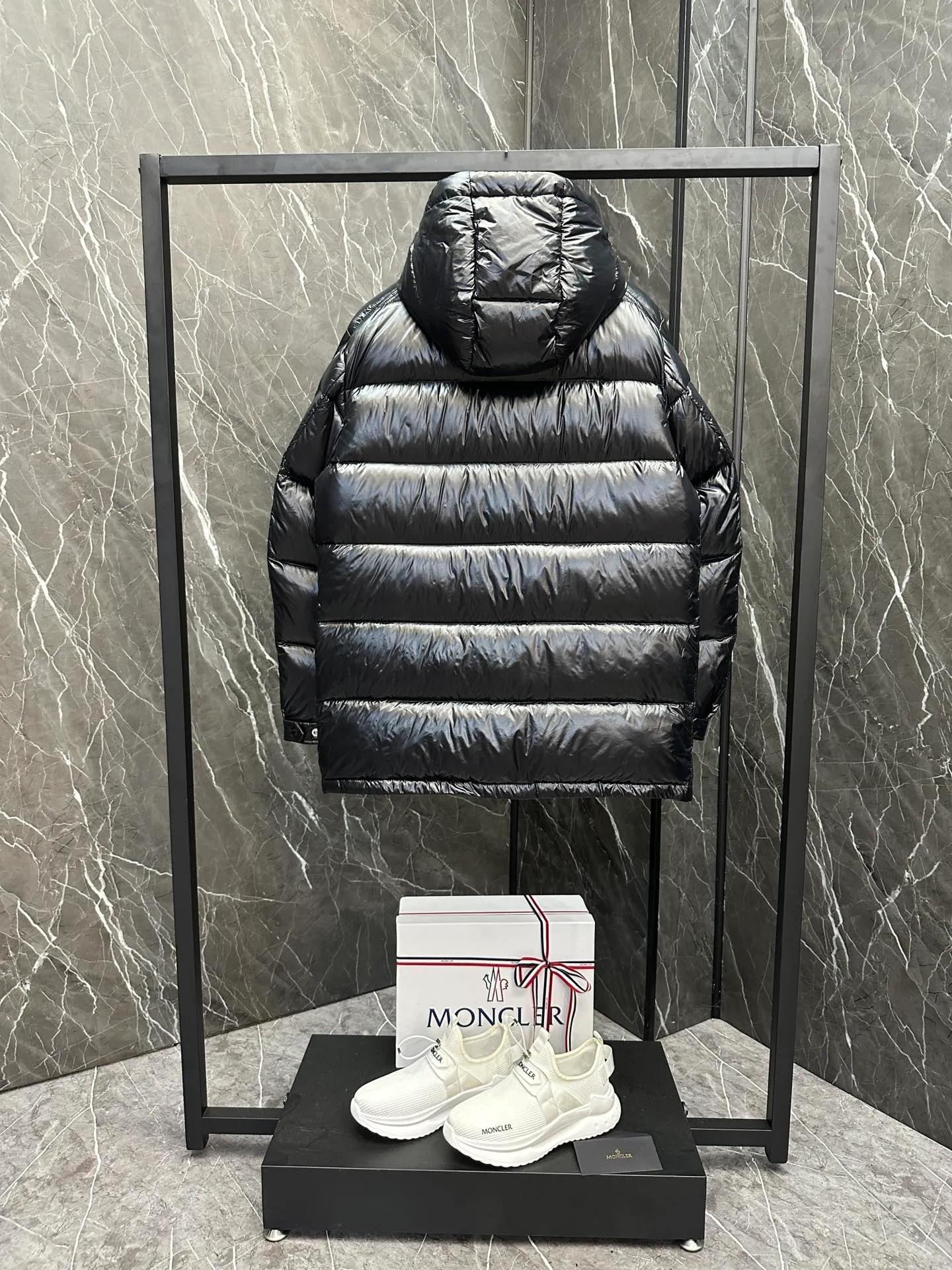 P1460 Premium down⬆️Moncler Chiablese classic style, mid-length down jacket. The Chiablese mid-length down jacket is a model of Moncler. It is made of lacquered nylon and is recommended for wear.  In keeping with the brand's sustainability initiative, the Chiablese hooded down jacket is made from patented nylon. It's embellished with subtle tricolor details and signature patch pockets on the sleeves, adding to Moncler's chic style. Details • Made of nylon laqué fabric • Nylon laqué lining • Filled down • Adjustable hood • Zipper and snap closure • Zippered chest pocket • Snap snap closure • Adjustable cuffs • Adjustable three-color elastic drawstring waist Size : 1-5 Couple size. D9893068830