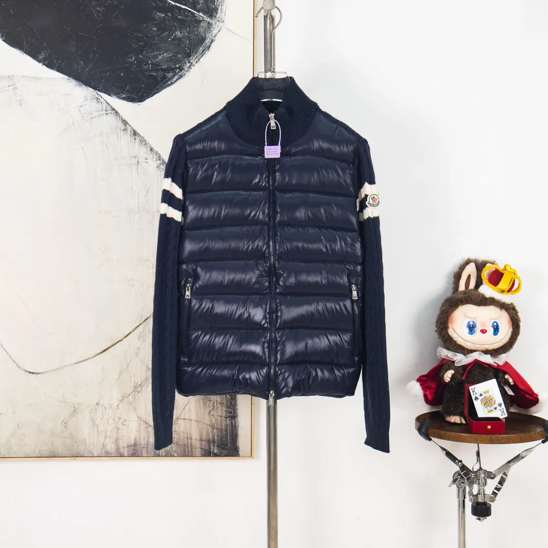 P660 💰zp version [Exclusive supply] 2025 autumn and winter new style 🆕Down jacket top purchasing version MONCLER wool splicing sleeves, same style for men and women, down jacket jacket MONCLER / Moncler / Mouth Mouth New style Each down jacket has been processed through at least 150 processes. The maximum fill power can reach 800➕ to make the wear warmer. 5A standard uses German anti-down needles. Up to 11 stitches per three centimeters Precision sewing Sleeve LOGO: The sleeve LOGO is made of wool, and the embroidery is made by Japanese Tajima machine NFC chip: Both the sleeve wool embroidery label and the inner wash label can verify the NFC chip Fabric: Light waterproof and breathable nylon cloth Filling: 90% white duck down Use the best cloud velvet High fluffiness Very warm Zipper: Electroplated lettering logo zipper consistent with the original Embroidery: Made by Tajima embroidery machine in Japan. Accessories: main label, washable label, hang tag. All packaging is original and complete. Color: blue black. Size: S M L XL 2XL. Number: MM10601.