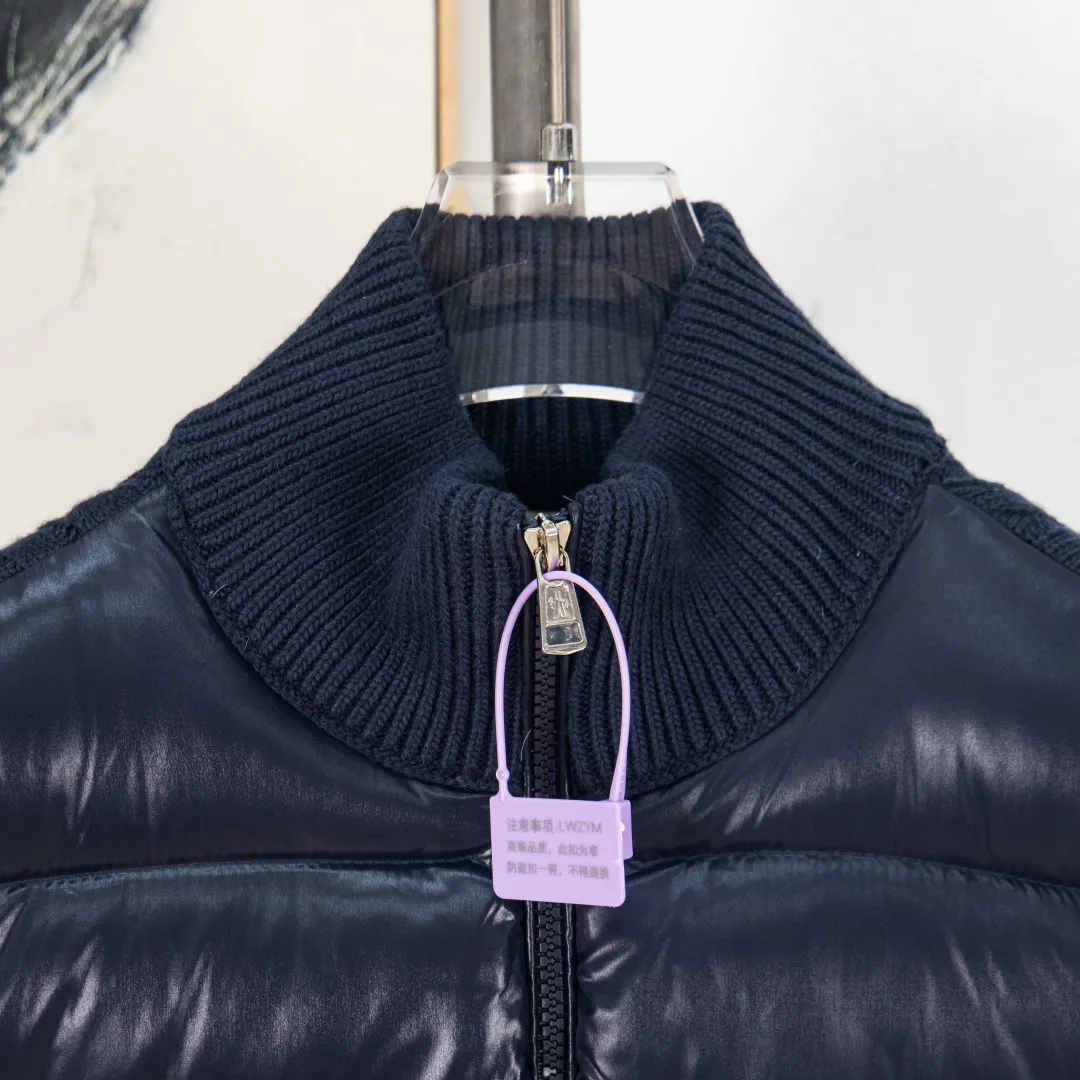 P660 💰zp version [Exclusive supply] 2025 autumn and winter new style 🆕Down jacket top purchasing version MONCLER wool splicing sleeves, same style for men and women, down jacket jacket MONCLER / Moncler / Mouth Mouth New style Each down jacket has been processed through at least 150 processes. The maximum fill power can reach 800➕ to make the wear warmer. 5A standard uses German anti-down needles. Up to 11 stitches per three centimeters Precision sewing Sleeve LOGO: The sleeve LOGO is made of wool, and the embroidery is made by Japanese Tajima machine NFC chip: Both the sleeve wool embroidery label and the inner wash label can verify the NFC chip Fabric: Light waterproof and breathable nylon cloth Filling: 90% white duck down Use the best cloud velvet High fluffiness Very warm Zipper: Electroplated lettering logo zipper consistent with the original Embroidery: Made by Tajima embroidery machine in Japan. Accessories: main label, washable label, hang tag. All packaging is original and complete. Color: blue black. Size: S M L XL 2XL. Number: MM10601.