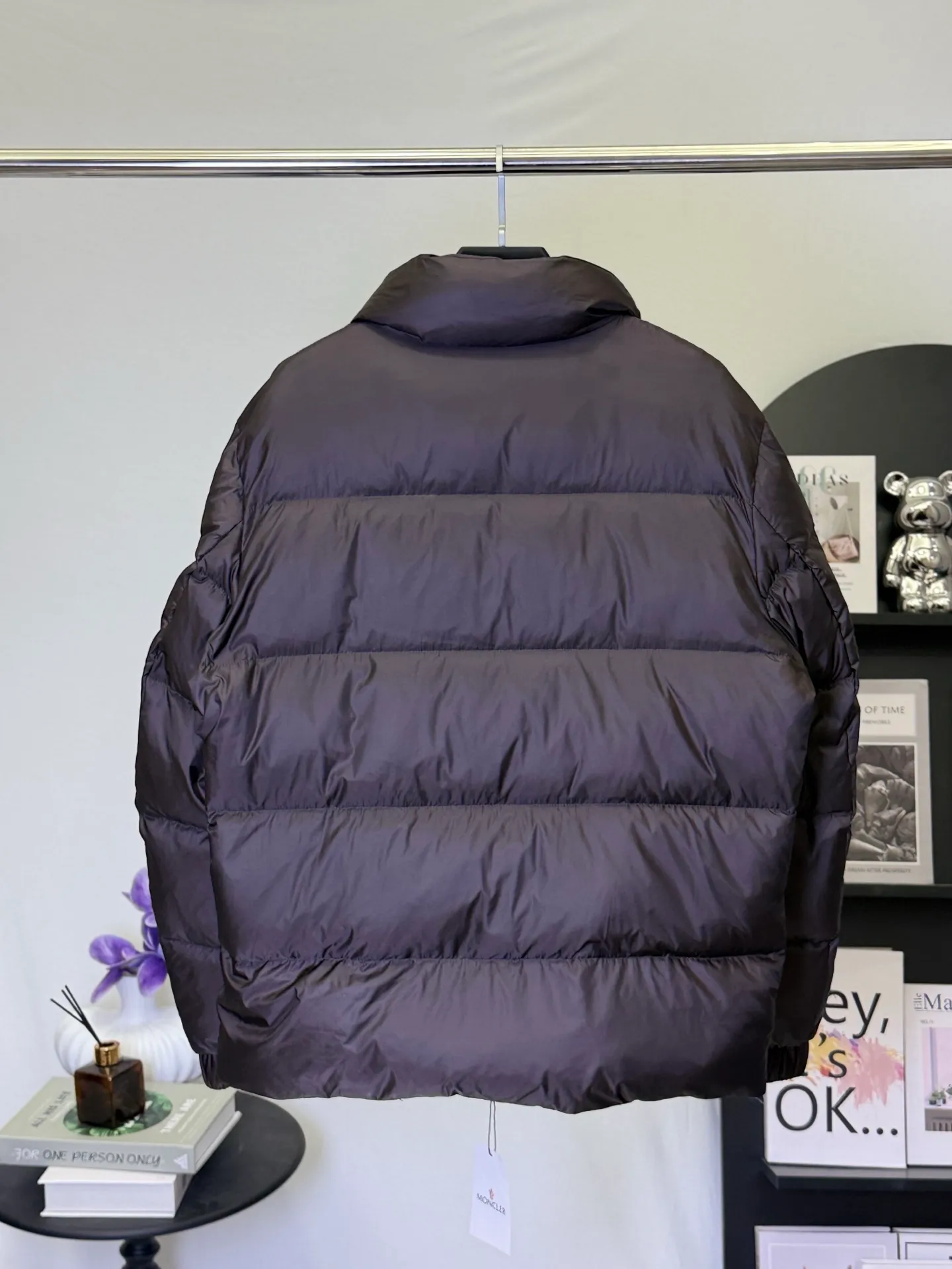 P970 💕Winter luxury shirt: Moncler stand collar down jacket] Who knows! This Citala series down jacket with a mouth is welded to the body with a "high-end sense of relaxation" 👇 • Stunning appearance: The dark brown tone brings a low-key elegance, classic quilting + iconic logo, and the luxury brand texture is hidden in the low-key. It can be worn by both men and women to create a relaxed and fashionable feeling • Life-saving warmth: The fluffy and stuffed velvet covers the whole body, and the stand-up collar warms even the neck. Wrap it up when going out in winter, and the cold wind will be bypassed directly • Wear it to the extreme: Slim fit without being bulky, suitable for wearing with sweaters/sweaters/turtlenecks, suitable for commuting, dating, and shopping. Wearing it as a couple can also unlock the "low-key couple outfit". The dignity and warmth in winter can be achieved in one piece! Size M-3XL