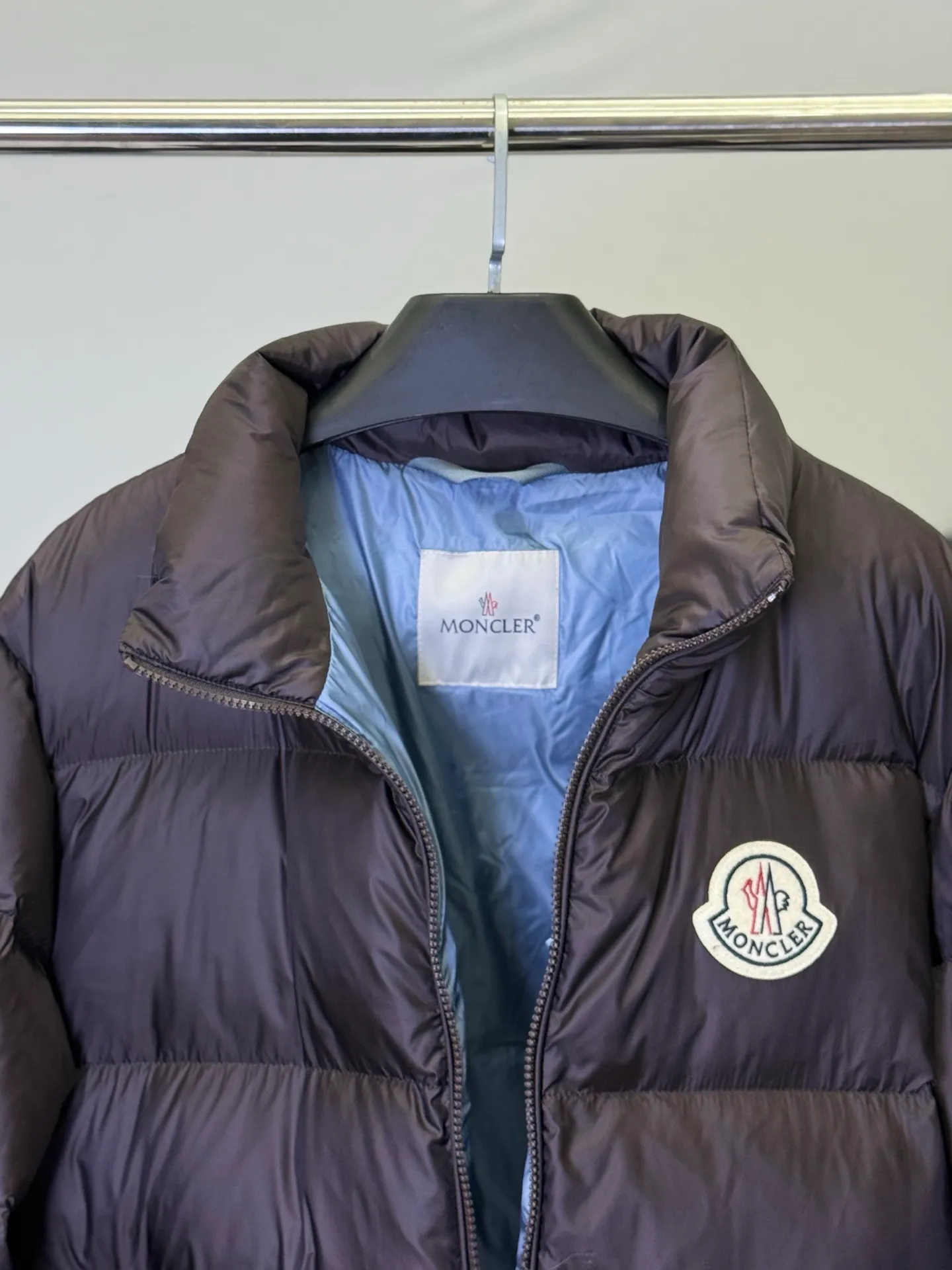 P970 💕Winter luxury shirt: Moncler stand collar down jacket] Who knows! This Citala series down jacket with a mouth is welded to the body with a "high-end sense of relaxation" 👇 • Stunning appearance: The dark brown tone brings a low-key elegance, classic quilting + iconic logo, and the luxury brand texture is hidden in the low-key. It can be worn by both men and women to create a relaxed and fashionable feeling • Life-saving warmth: The fluffy and stuffed velvet covers the whole body, and the stand-up collar warms even the neck. Wrap it up when going out in winter, and the cold wind will be bypassed directly • Wear it to the extreme: Slim fit without being bulky, suitable for wearing with sweaters/sweaters/turtlenecks, suitable for commuting, dating, and shopping. Wearing it as a couple can also unlock the "low-key couple outfit". The dignity and warmth in winter can be achieved in one piece! Size M-3XL
