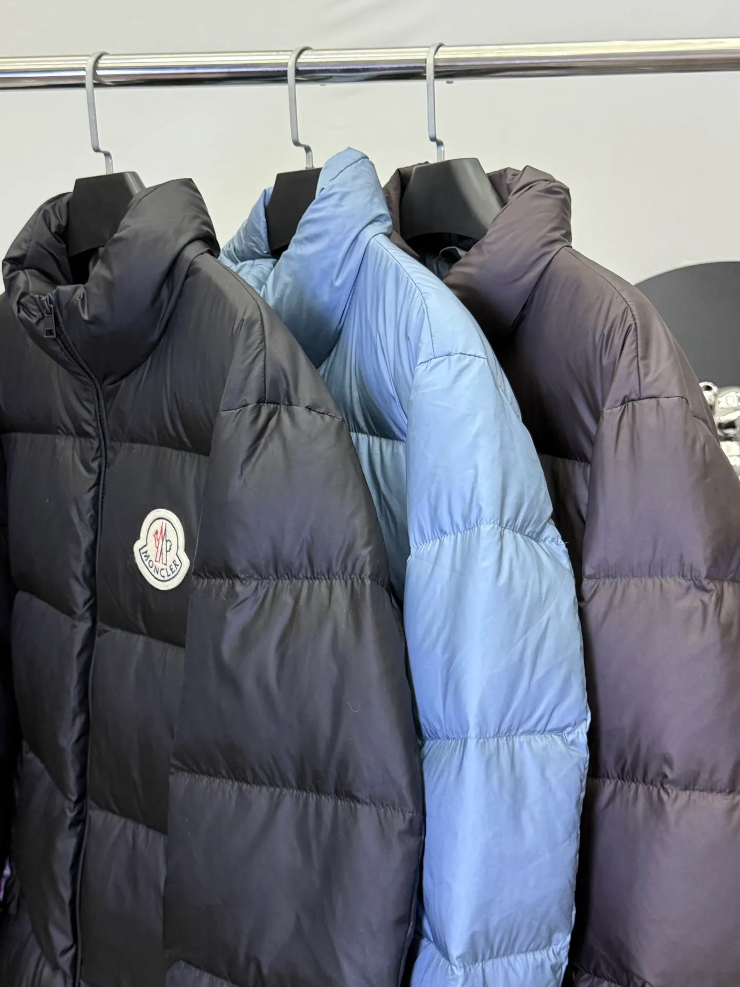 P970 💕Winter luxury shirt: Moncler stand collar down jacket] Who knows! This Citala series down jacket with a mouth is welded to the body with a "high-end sense of relaxation" 👇 • Stunning appearance: The dark brown tone brings a low-key elegance, classic quilting + iconic logo, and the luxury brand texture is hidden in the low-key. It can be worn by both men and women to create a relaxed and fashionable feeling • Life-saving warmth: The fluffy and stuffed velvet covers the whole body, and the stand-up collar warms even the neck. Wrap it up when going out in winter, and the cold wind will be bypassed directly • Wear it to the extreme: Slim fit without being bulky, suitable for wearing with sweaters/sweaters/turtlenecks, suitable for commuting, dating, and shopping. Wearing it as a couple can also unlock the "low-key couple outfit". The dignity and warmth in winter can be achieved in one piece! Size M-3XL