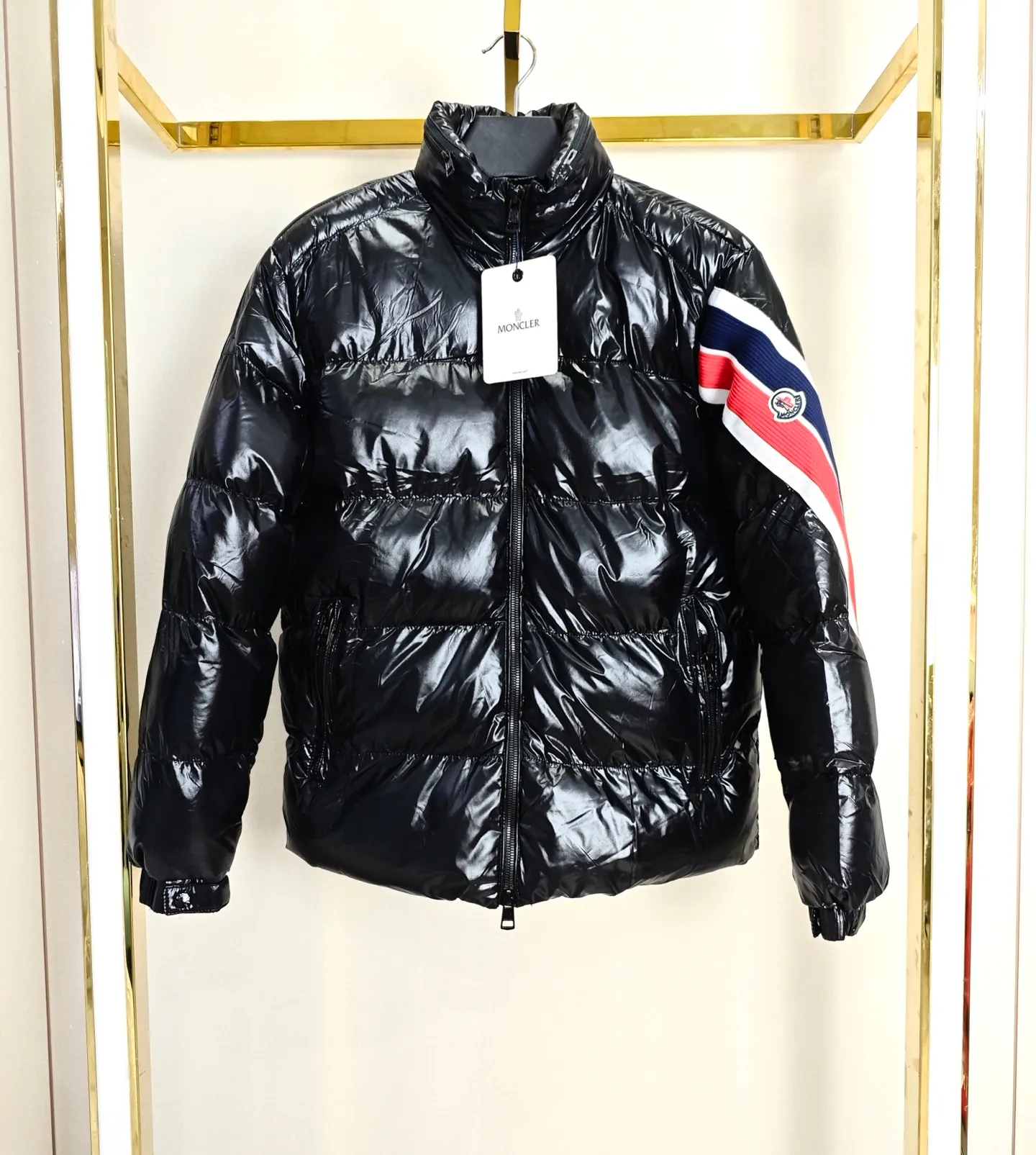 P360 MONCLER / Mouthless Short Matte Customized Webbing Cotton Clothes Customized development of hardware accessories with all details handled in full! We have extremely high requirements for auxiliary materials. We use bile cloth imported from the United States, the price is even close to the price of the fabric, high-density super soft and anti-drilling cotton, the fabric is nano matte fabric, the density reaches 420T. It has good hand feel, high grade, good recovery and high resilience! Clothes are handmade products, and the skill of the workers is very important. The workers are all selected and have been working for many years. The public price is 1.5 times that of ordinary workers. Of course, the clothes produced are simply unmatched by small workshops outside.