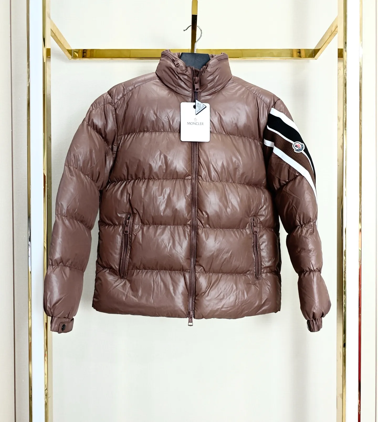 P360 MONCLER / Mouthless Short Matte Customized Webbing Cotton Clothes Customized development of hardware accessories with all details handled in full! We have extremely high requirements for auxiliary materials. We use bile cloth imported from the United States, the price is even close to the price of the fabric, high-density super soft and anti-drilling cotton, the fabric is nano matte fabric, the density reaches 420T. It has good hand feel, high grade, good recovery and high resilience! Clothes are handmade products, and the skill of the workers is very important. The workers are all selected and have been working for many years. The public price is 1.5 times that of ordinary workers. Of course, the clothes produced are simply unmatched by small workshops outside.