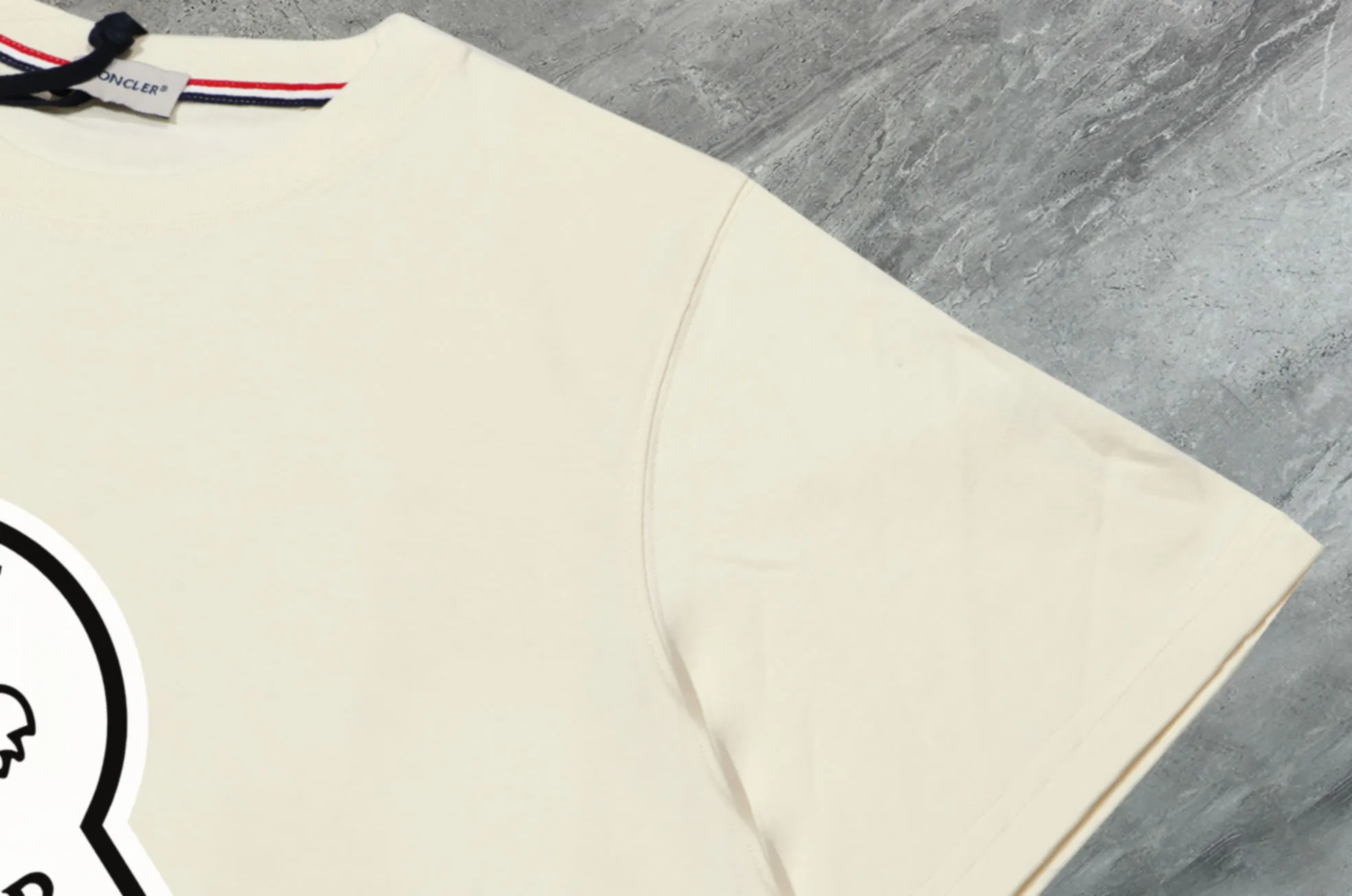 P140 💰Upgraded version "Mobile phone smart sensor ~ NFC chip armband ~ direct access to the official website for anti-counterfeiting" "Moncler ~ Mouth Mouth" 2025 new high-quality round neck short-sleeved T-shirt. The cuffs have imported embroidered labels. Customized dyeing, very comfortable to touch. Super versatile and good-looking short-sleeved. Complete with three labels. Non-market ordinary version. Feel free to compare. Quality is absolutely guaranteed! ‼ First of all, this original fabric is all custom-woven with 32-count double yarn fabric, 250G, and the weight is the same‼ Fine workmanship, double waistcoat method, double waistcoat method, double waistcoat method makes the whole dress more three-dimensional, which is not a craft that ordinary T-shirts can achieve🤪 Size: S-M-L-XL-2XL Color: black, white, apricot, same style for men and women