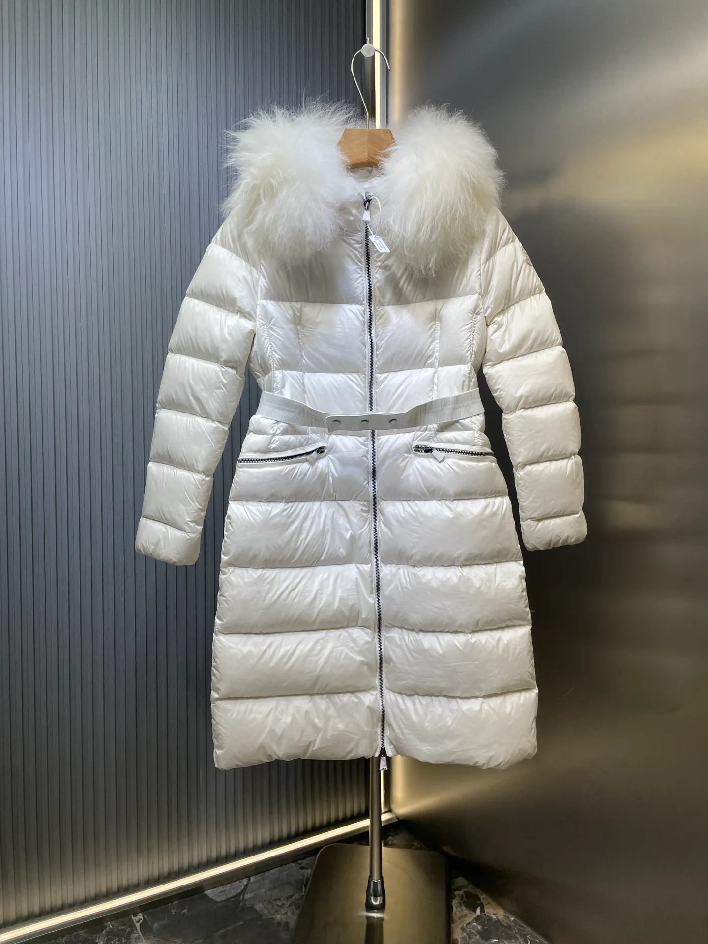 P1300 Long Moncler🌟Women's waist-cinching large fur collar long down jacket. Fashionable waist-cinching fur collar down jacket, designed with nylon Leger carved lines, down filling and iconic Boudin quil seams. Stretch straps at the waist give you a slim and feminine look. A zipper closure with dual zipper pulls and a removable frost fox edge on the hood let you customize the style to suit your climate and needs. The "paper down jacket" made by Heavy Industry will become a new member of the thin style in autumn and winter. The material has a glossy feel, is very light, and has a particularly delicate feel. Wearing it on the body feels lighter and warmer.  The fine and smooth craftsmanship ensures the silhouette of the clothes. The classic down hood and detachable fox fur collar are fluffy, soft and textured. You can intuitively feel its high quality with the naked eye. The fine and visible fur can easily create a small V-face.  The windproof pockets and back waistband design make the entire down jacket slimmer and more fashionable!          Color: Black Size: 1-4