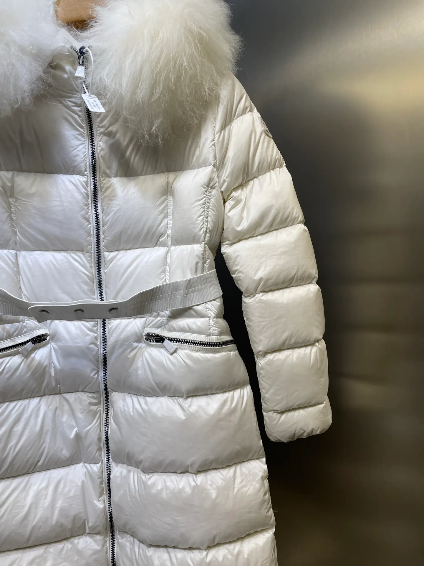 P1300 Long Moncler🌟Women's waist-cinching large fur collar long down jacket. Fashionable waist-cinching fur collar down jacket, designed with nylon Leger carved lines, down filling and iconic Boudin quil seams. Stretch straps at the waist give you a slim and feminine look. A zipper closure with dual zipper pulls and a removable frost fox edge on the hood let you customize the style to suit your climate and needs. The "paper down jacket" made by Heavy Industry will become a new member of the thin style in autumn and winter. The material has a glossy feel, is very light, and has a particularly delicate feel. Wearing it on the body feels lighter and warmer.  The fine and smooth craftsmanship ensures the silhouette of the clothes. The classic down hood and detachable fox fur collar are fluffy, soft and textured. You can intuitively feel its high quality with the naked eye. The fine and visible fur can easily create a small V-face.  The windproof pockets and back waistband design make the entire down jacket slimmer and more fashionable!          Color: Black Size: 1-4