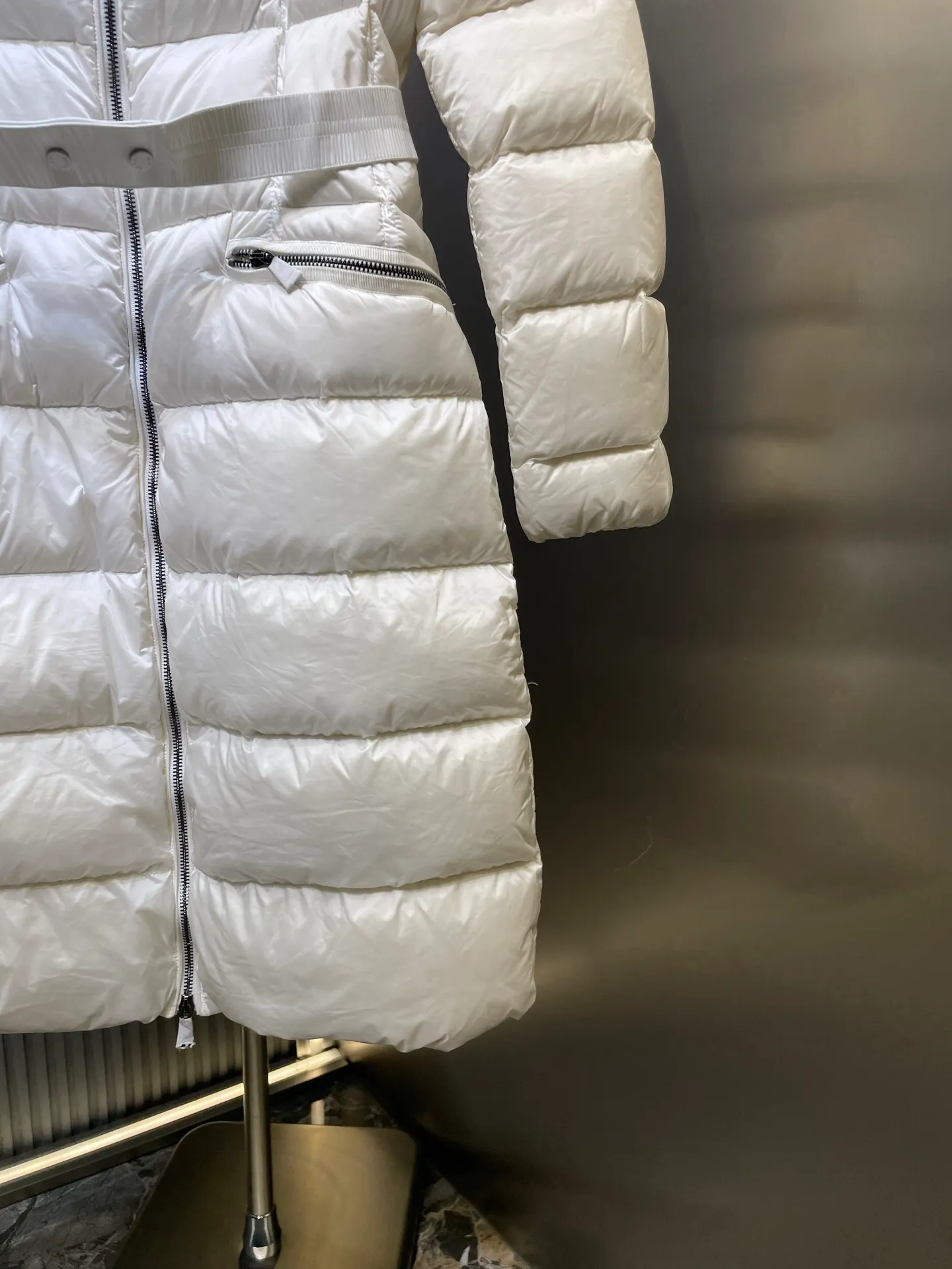 P1300 Long Moncler🌟Women's waist-cinching large fur collar long down jacket. Fashionable waist-cinching fur collar down jacket, designed with nylon Leger carved lines, down filling and iconic Boudin quil seams. Stretch straps at the waist give you a slim and feminine look. A zipper closure with dual zipper pulls and a removable frost fox edge on the hood let you customize the style to suit your climate and needs. The "paper down jacket" made by Heavy Industry will become a new member of the thin style in autumn and winter. The material has a glossy feel, is very light, and has a particularly delicate feel. Wearing it on the body feels lighter and warmer.  The fine and smooth craftsmanship ensures the silhouette of the clothes. The classic down hood and detachable fox fur collar are fluffy, soft and textured. You can intuitively feel its high quality with the naked eye. The fine and visible fur can easily create a small V-face.  The windproof pockets and back waistband design make the entire down jacket slimmer and more fashionable!          Color: Black Size: 1-4
